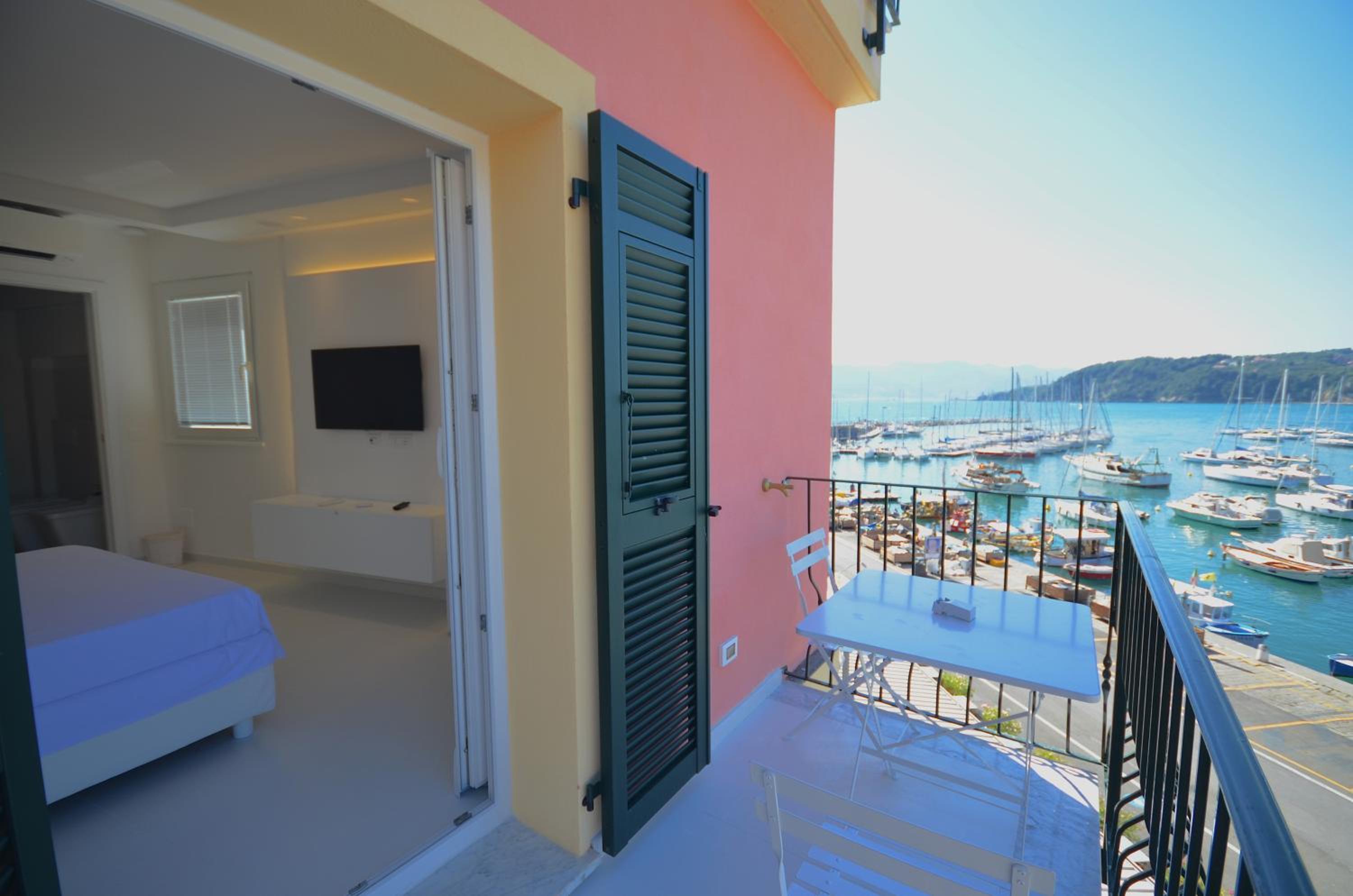 Deluxe Double Room with Balcony and Sea View photo 3