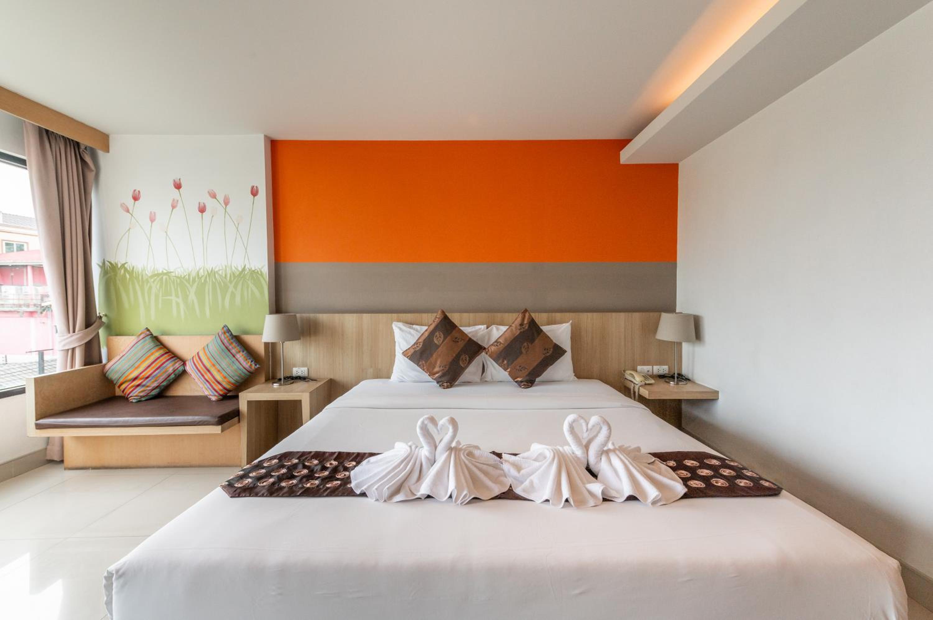 Deluxe Double or Twin Room with Pool Access photo 2