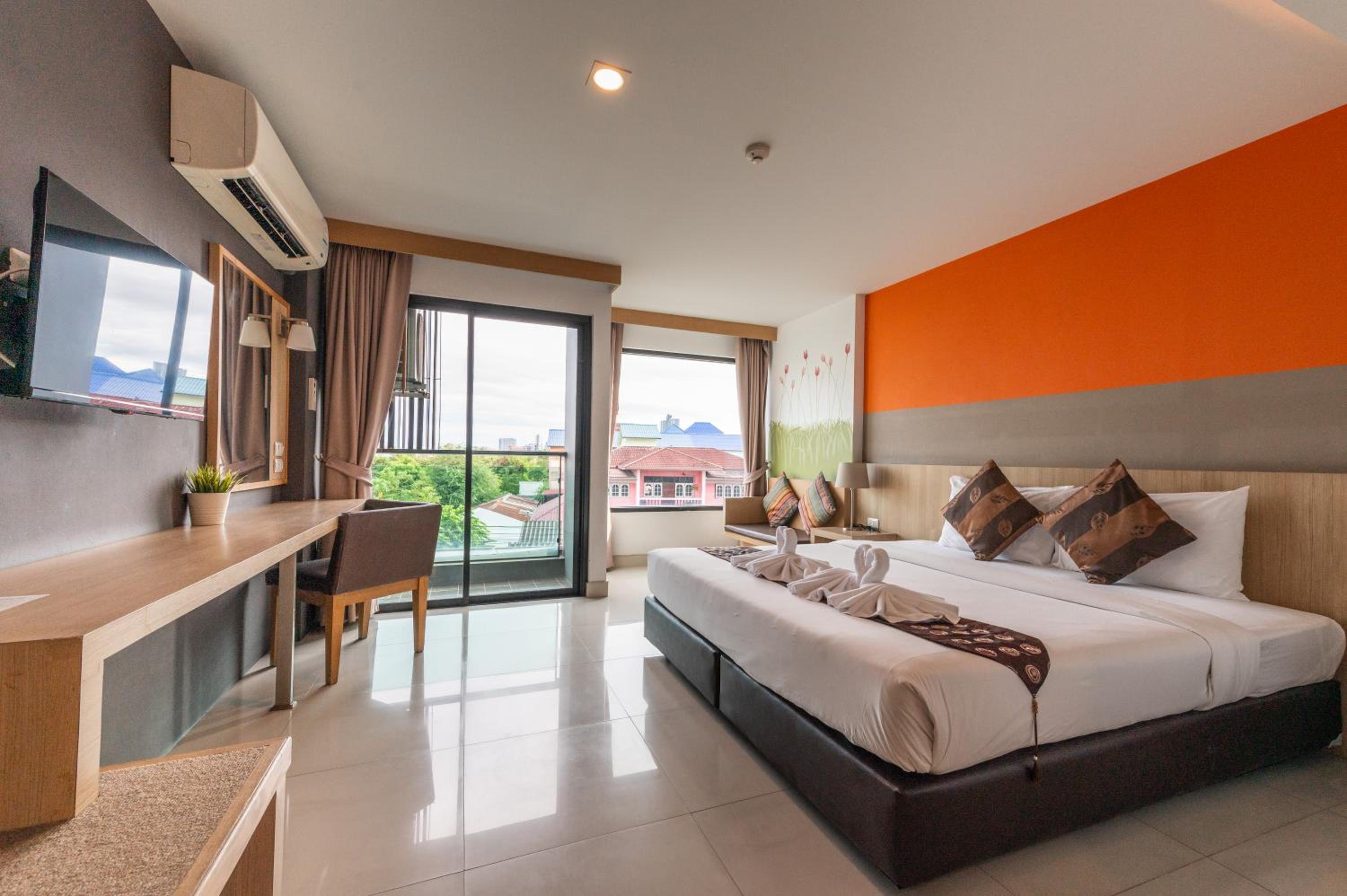 Deluxe Double or Twin Room with Pool Access photo 3