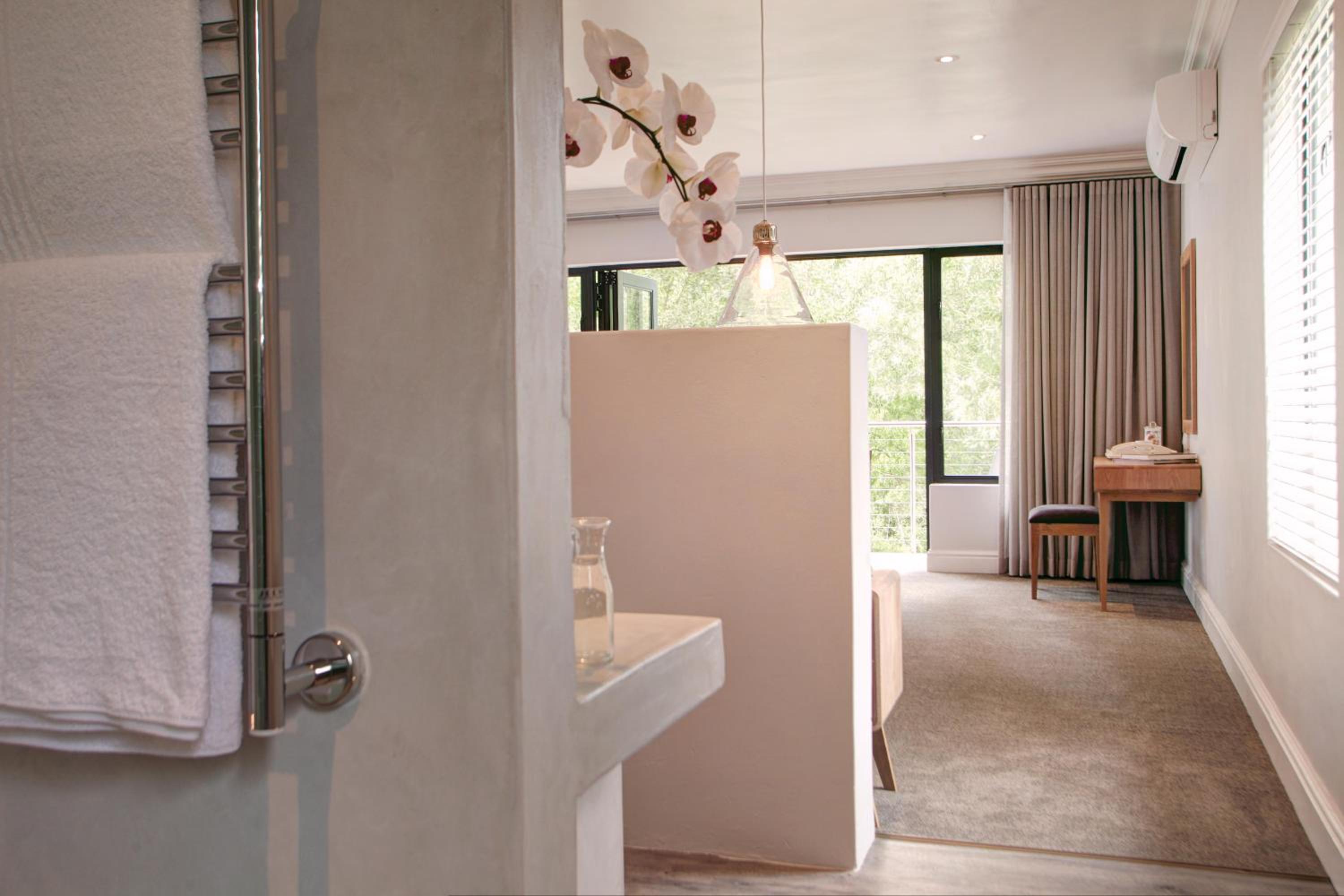 Superior Double or Twin Suite with Balcony - Photo 3