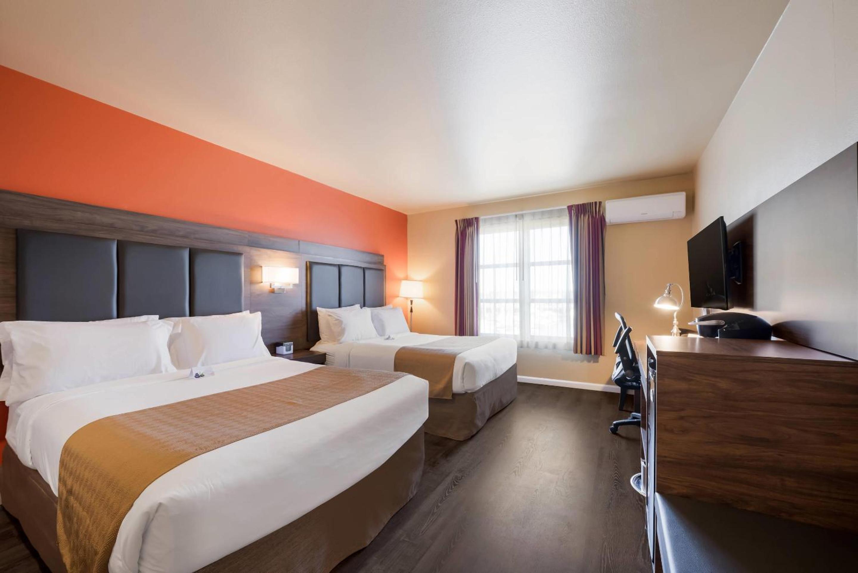 Queen Room with Two Queen Beds - Non Smoking - Photo 2