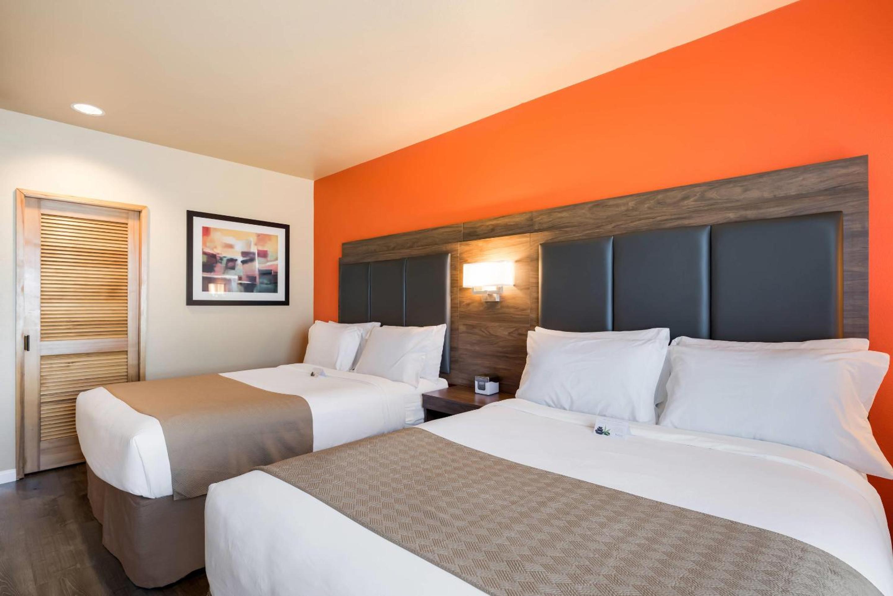 Queen Room with Two Queen Beds - Non Smoking - Photo 3
