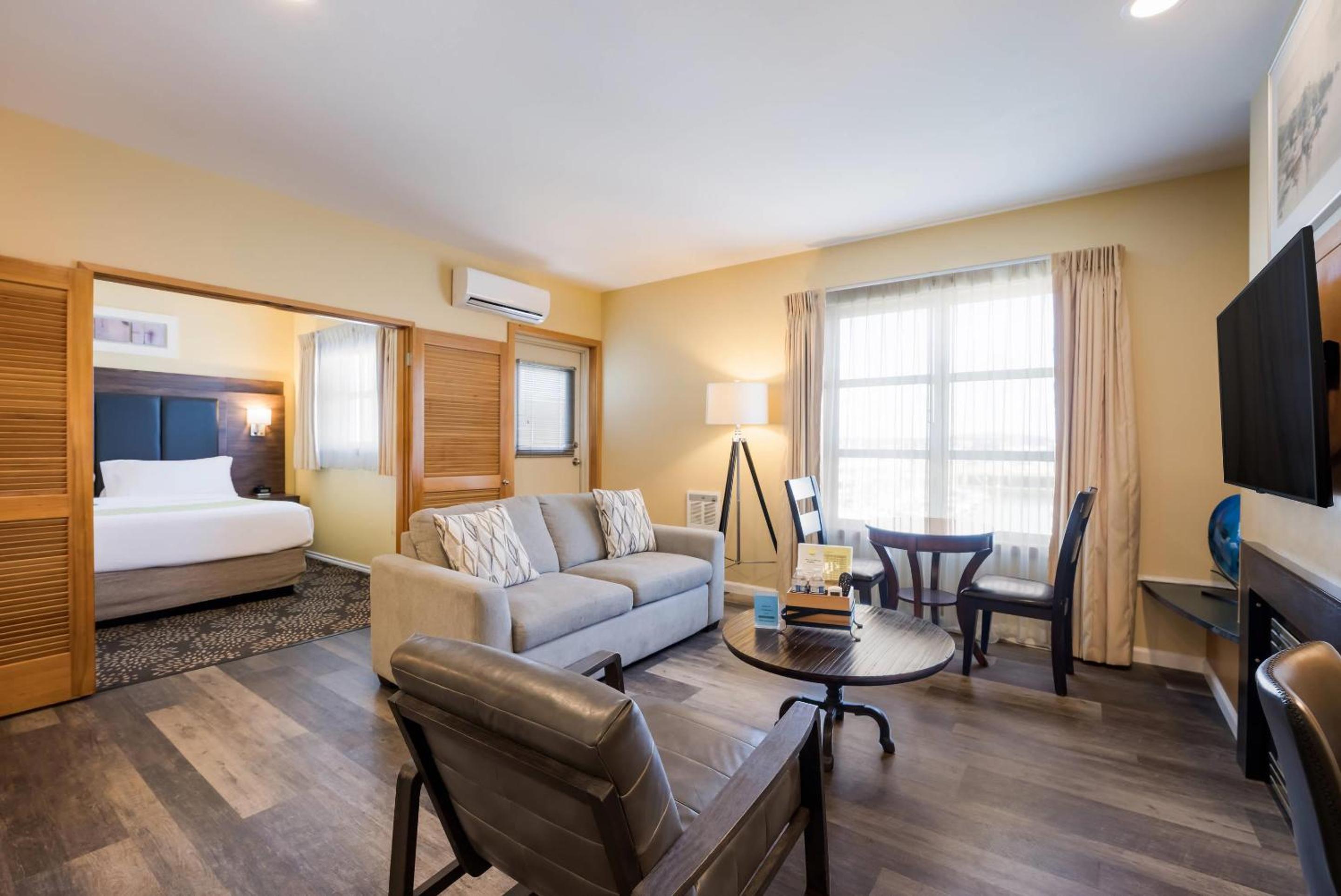 King Suite - Non Smoking - Photo 1