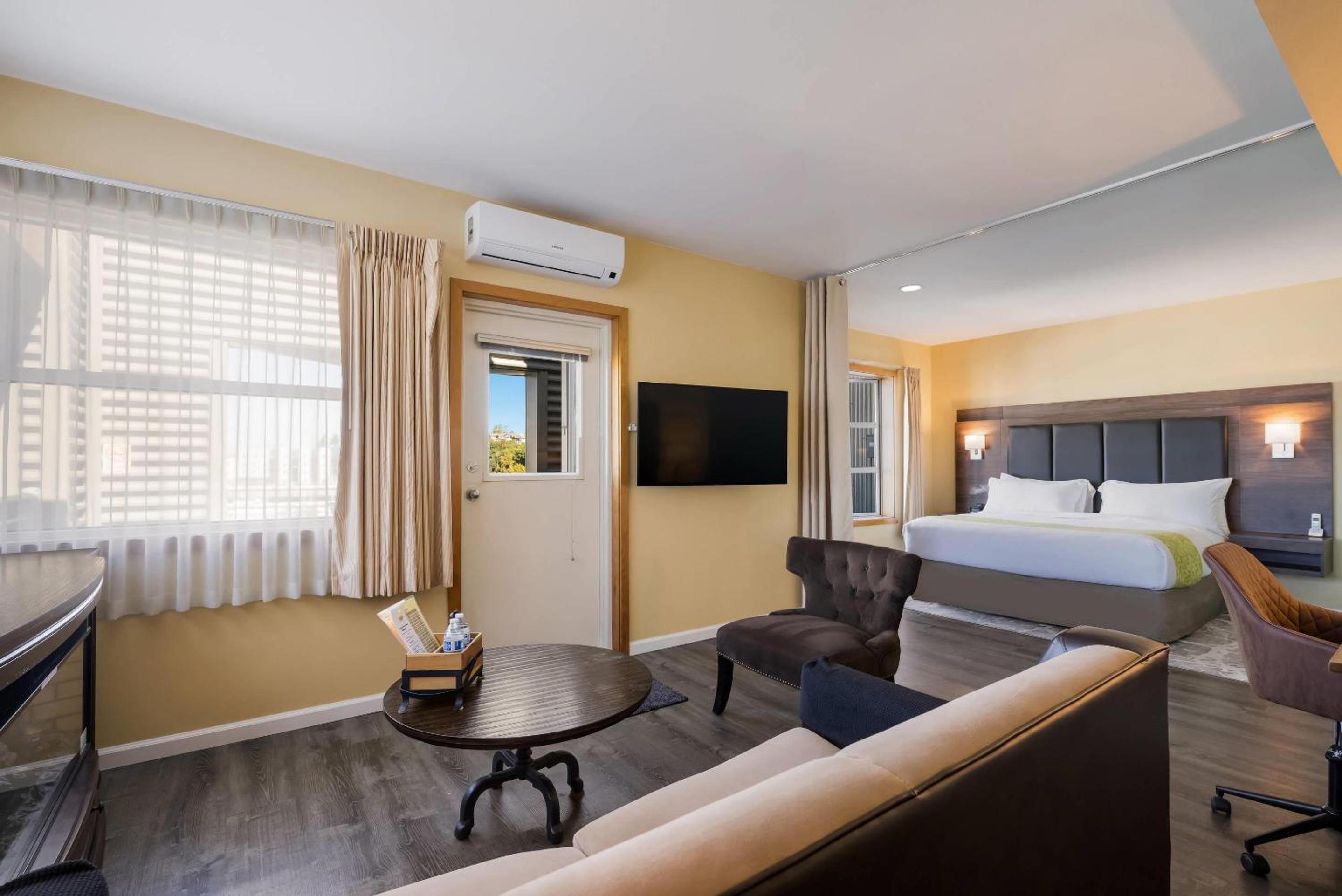 King Suite with Balcony - Non-Smoking - Photo 3