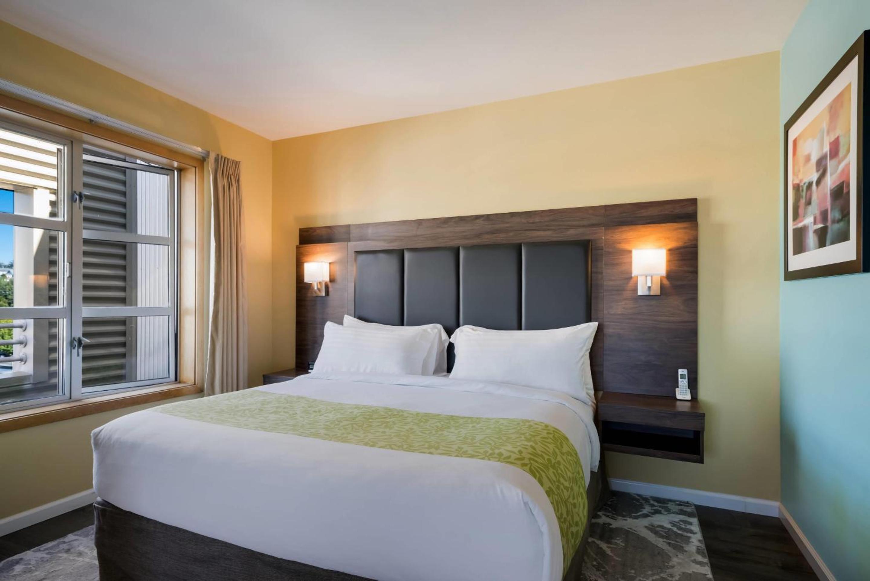King Suite with Balcony - Non-Smoking - Photo 4