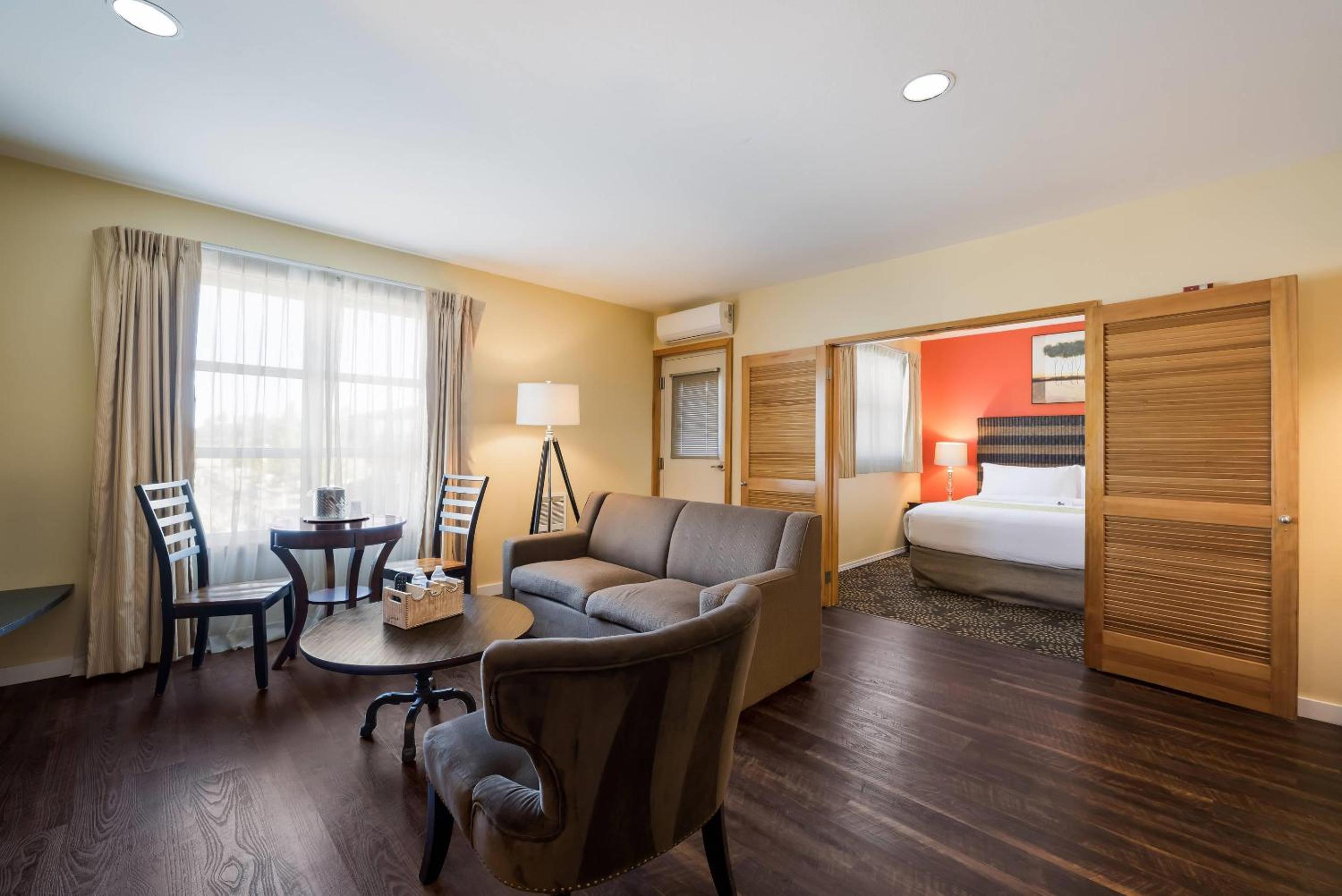 King Suite - Non Smoking - Photo 2
