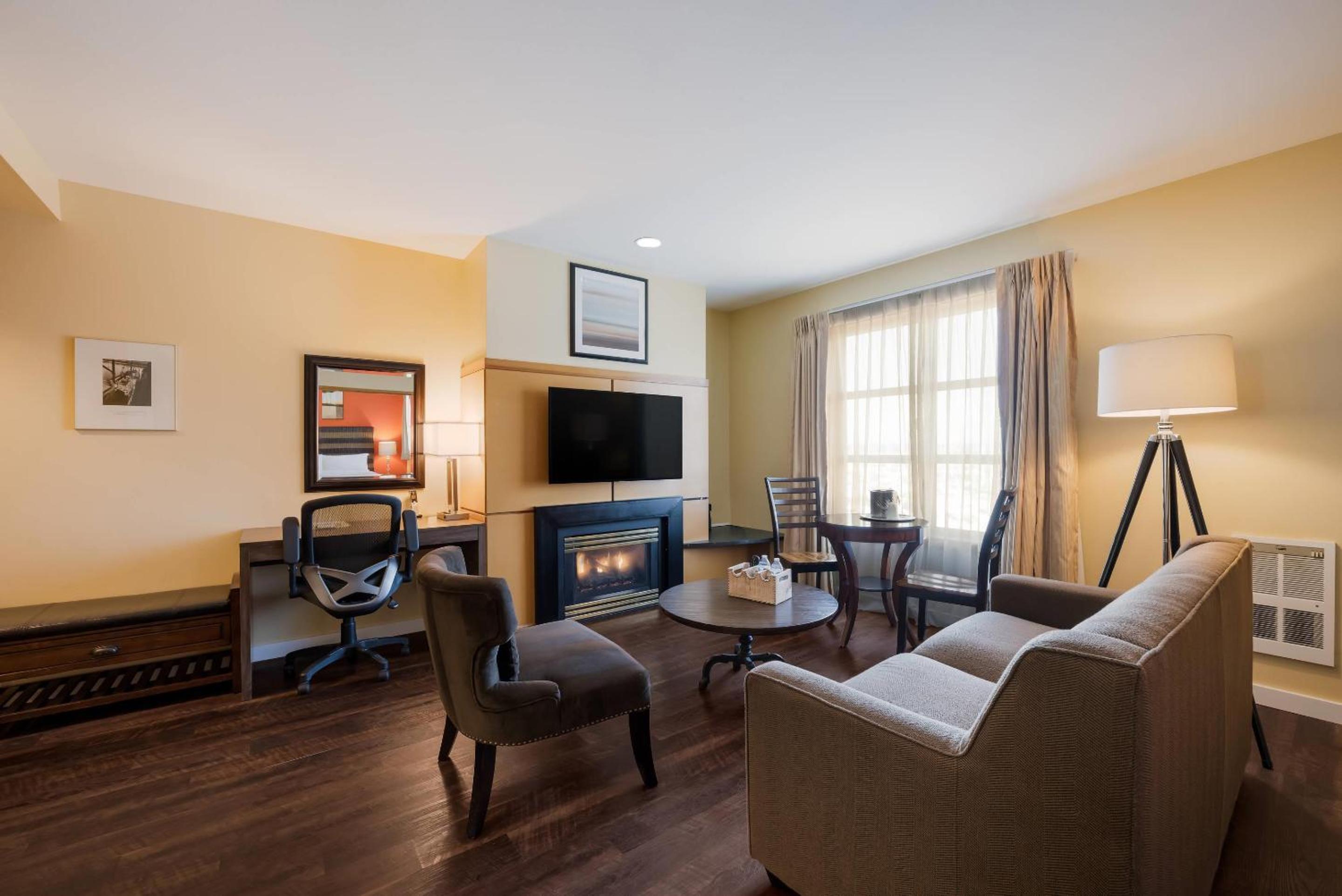 King Suite - Accessible/Non-Smoking - Photo 1