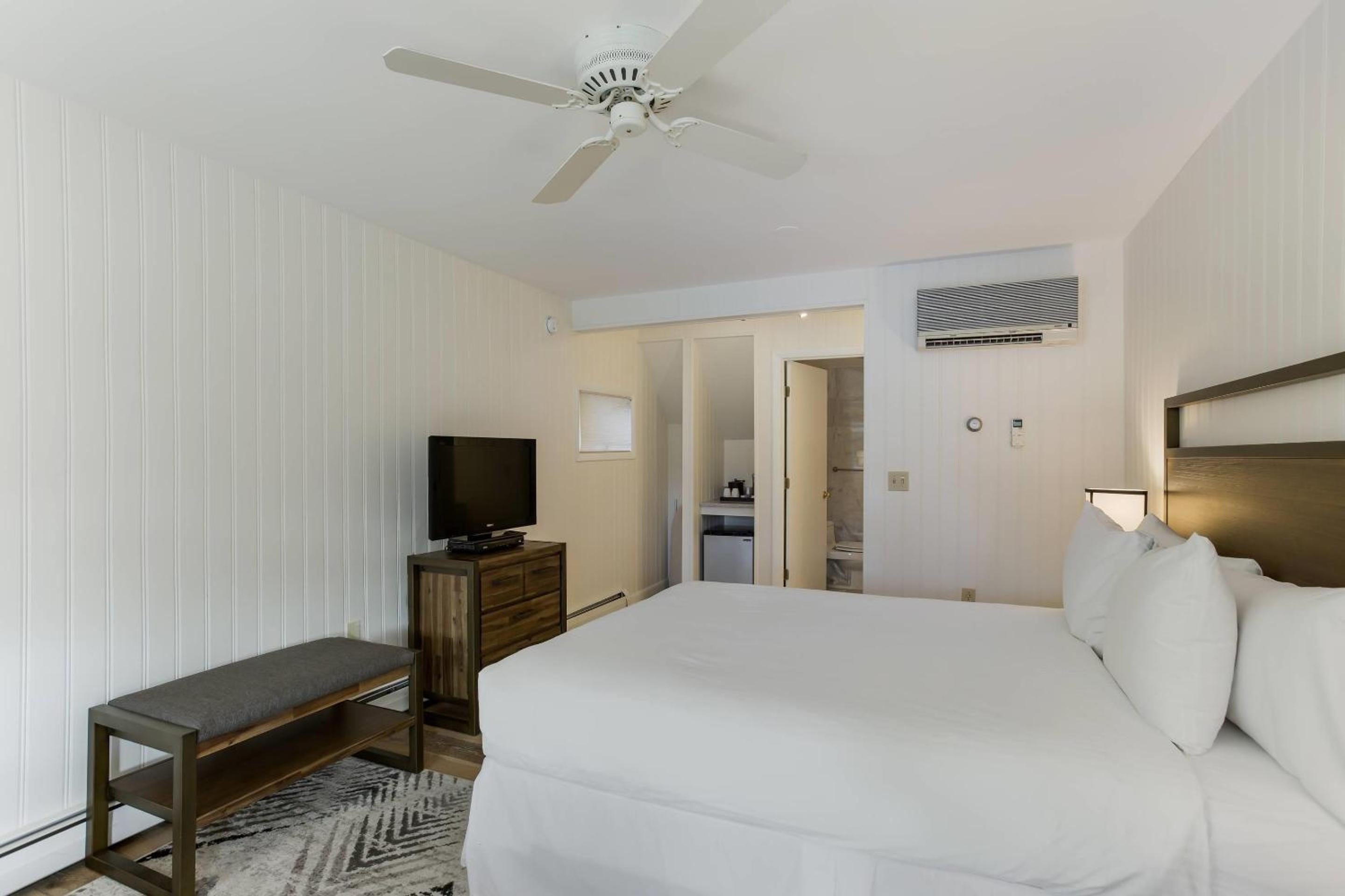 Queen Room with Golf Course View - Non Smoking