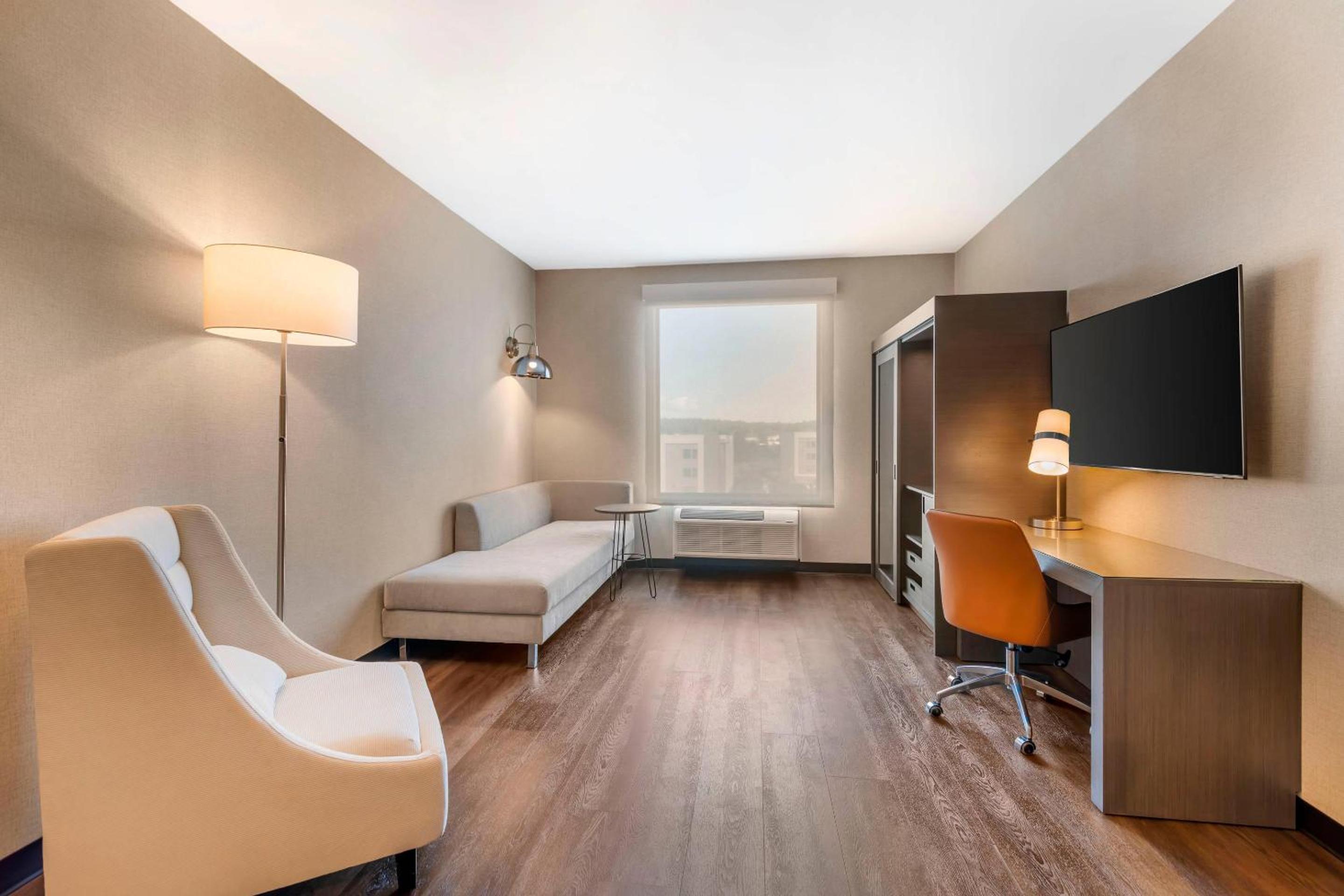 King Suite - Disability Access/Non-Smoking  - Photo 1