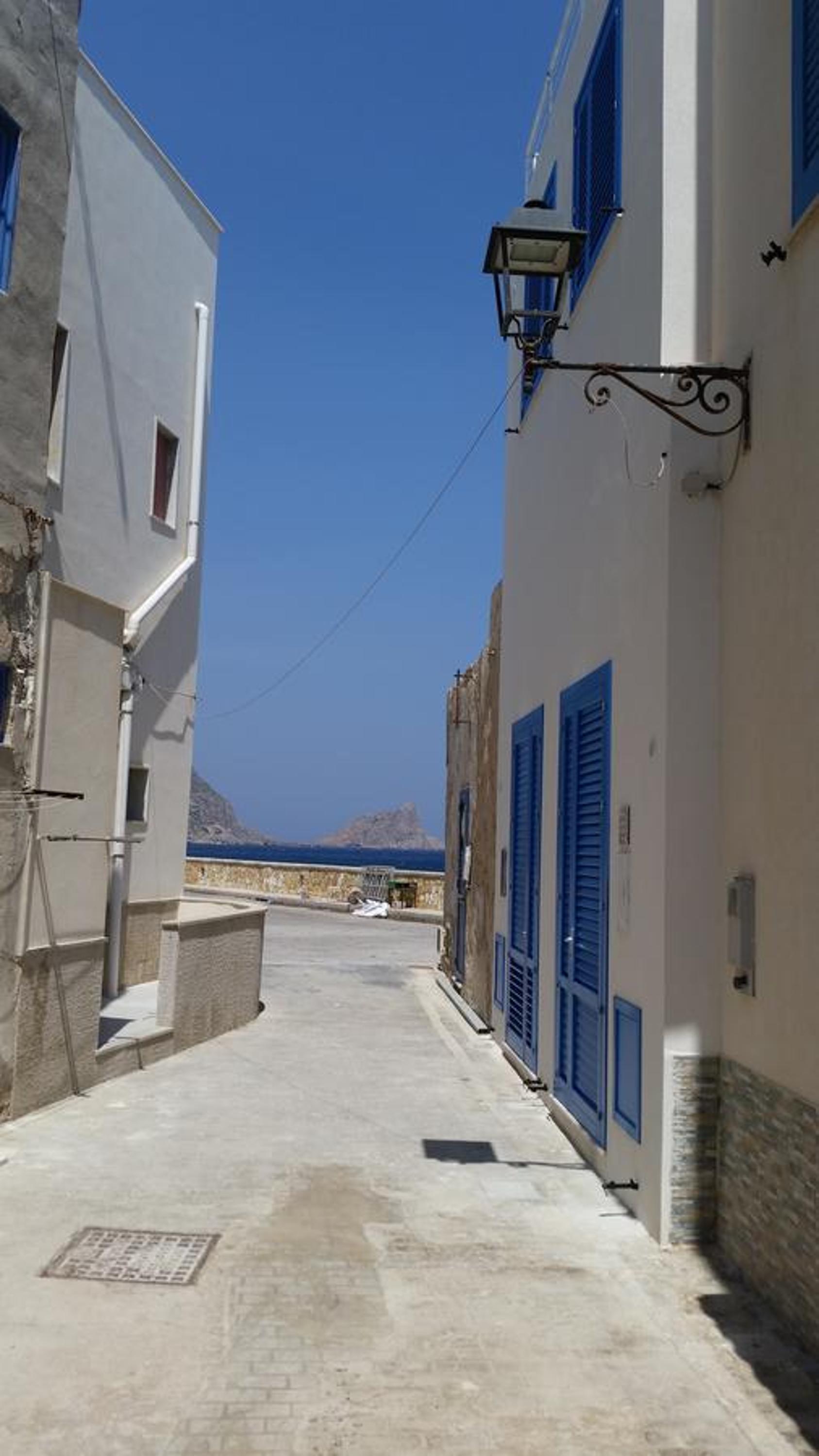 Apartment with Terrace and Sea View - Photo 3
