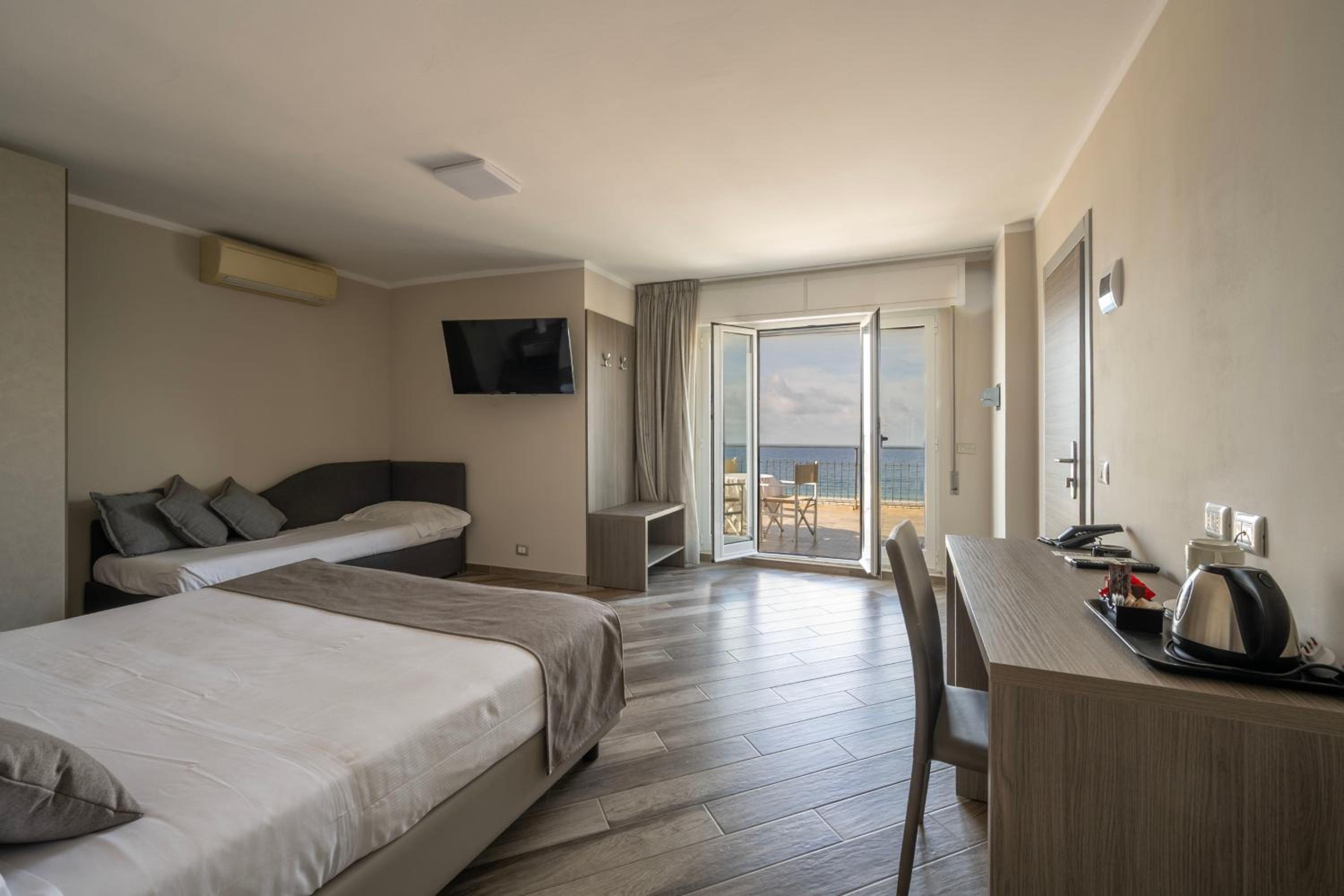 Deluxe Double Room with Balcony and Sea View photo 2