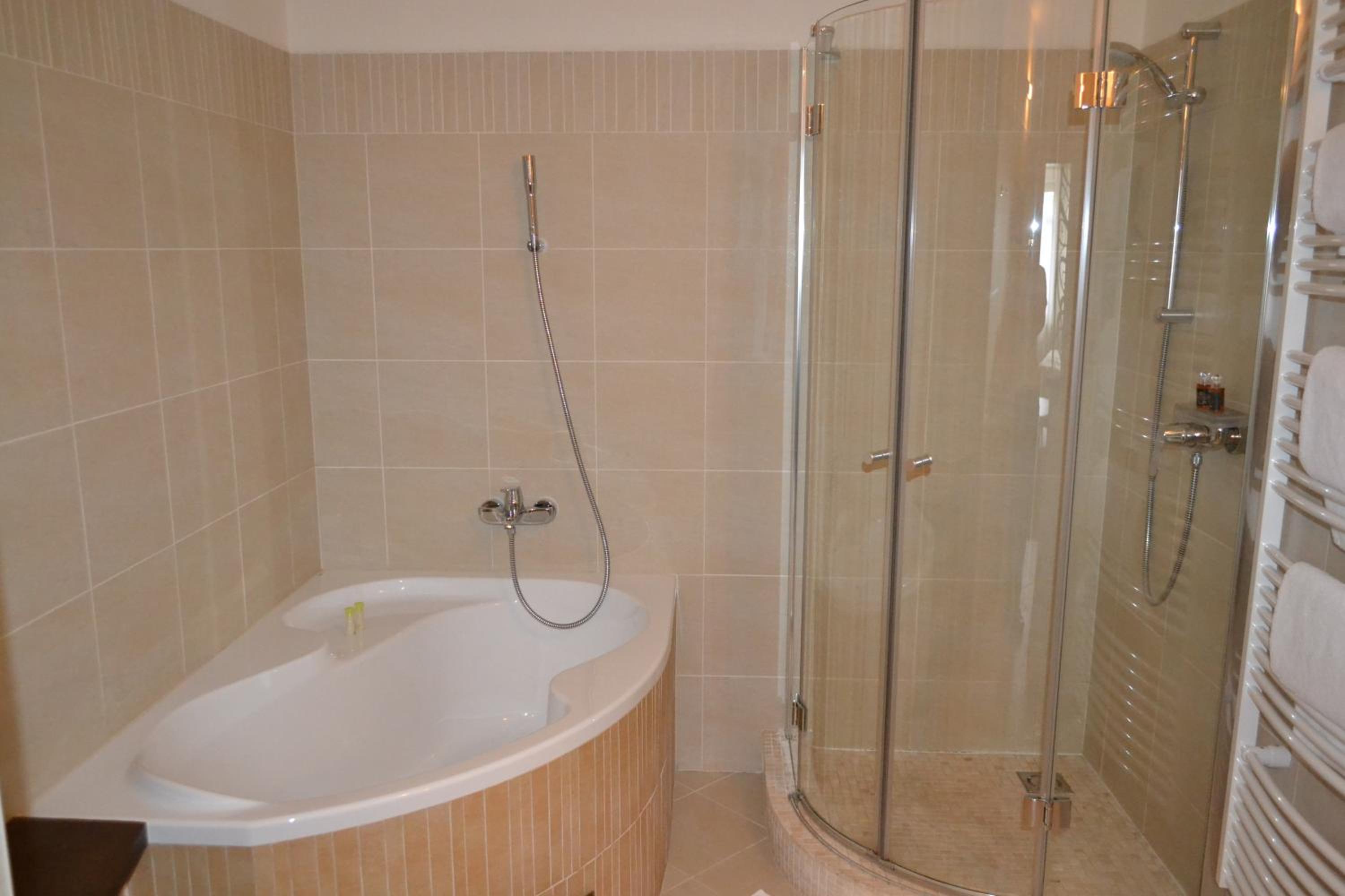 Deluxe Double Room with Bath - Photo 3