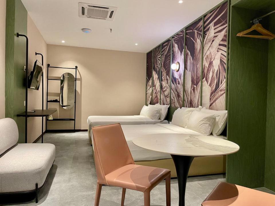 Deluxe Double Queen Room without Window - Photo 3