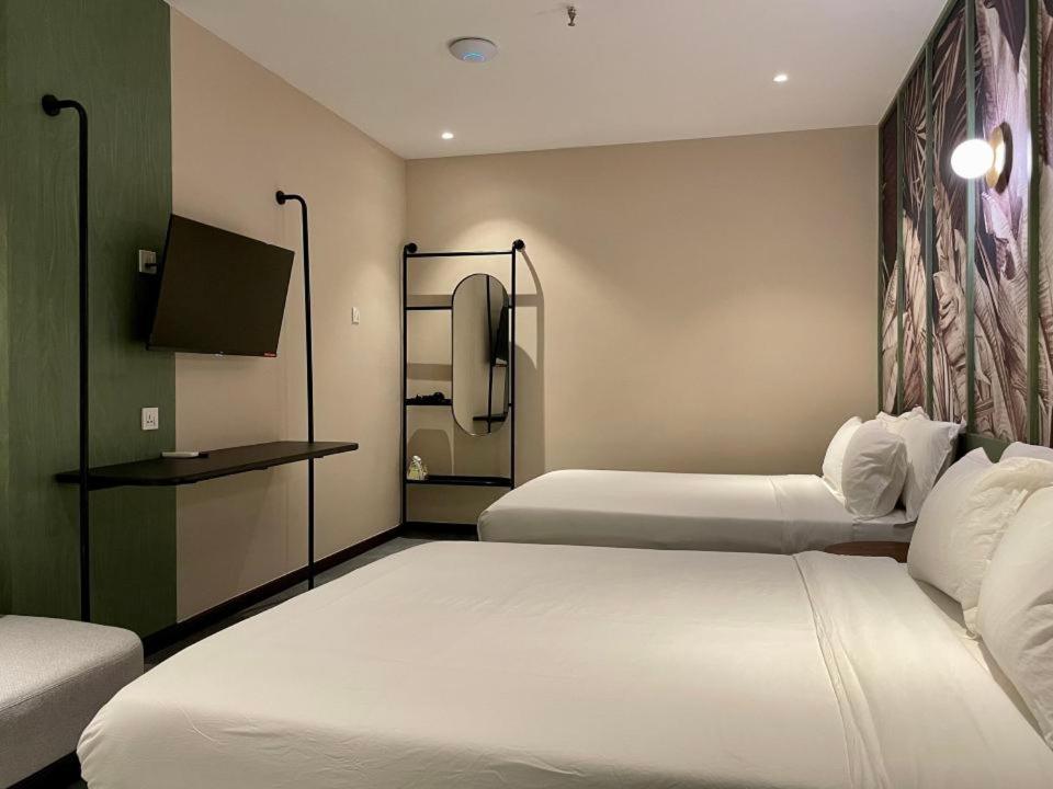 Deluxe Double Queen Room without Window - Photo 1