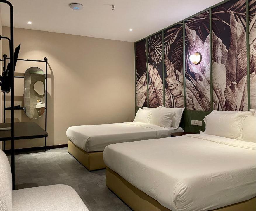 Deluxe Double Queen Room without Window - Photo 4