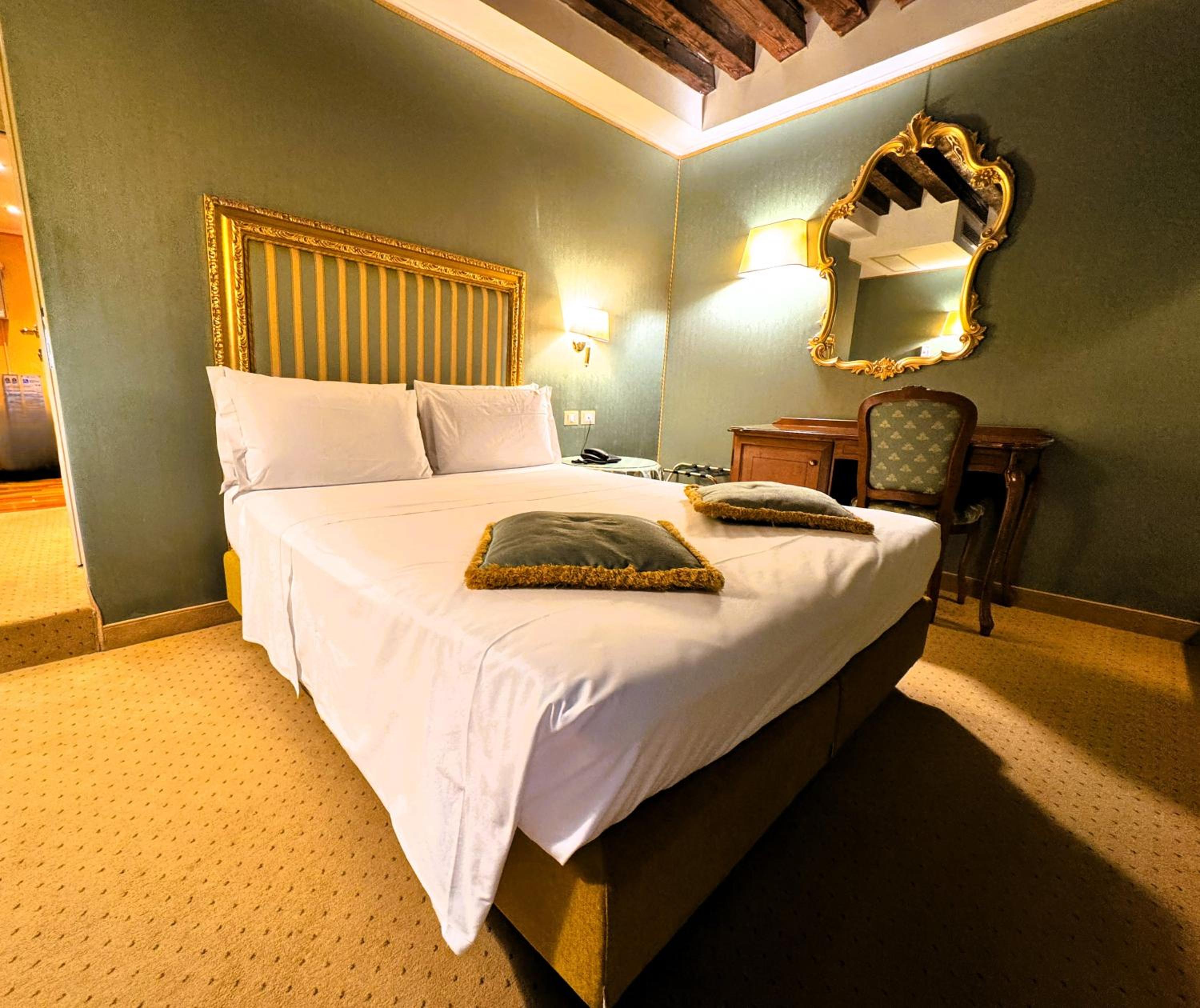 Standard Double or Twin Room thumbnail 5