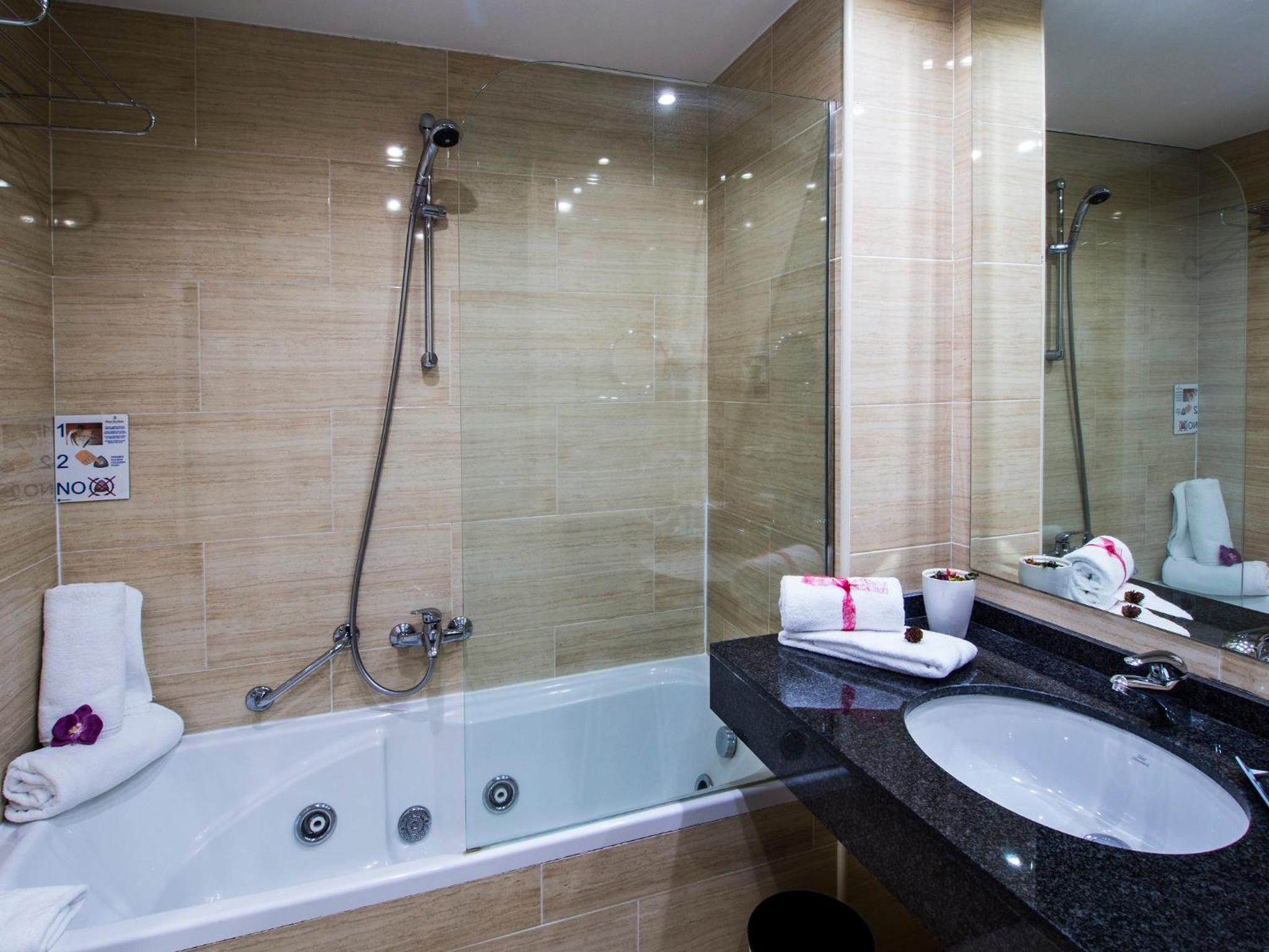 Double Room with Spa Bath photo 3