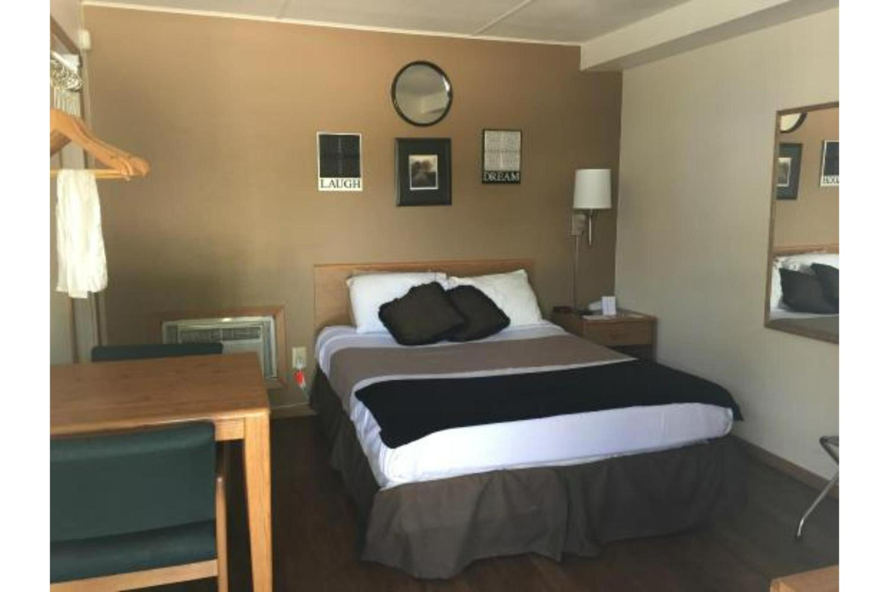 Queen Bed with Kitchenette Non-Smoking photo 2