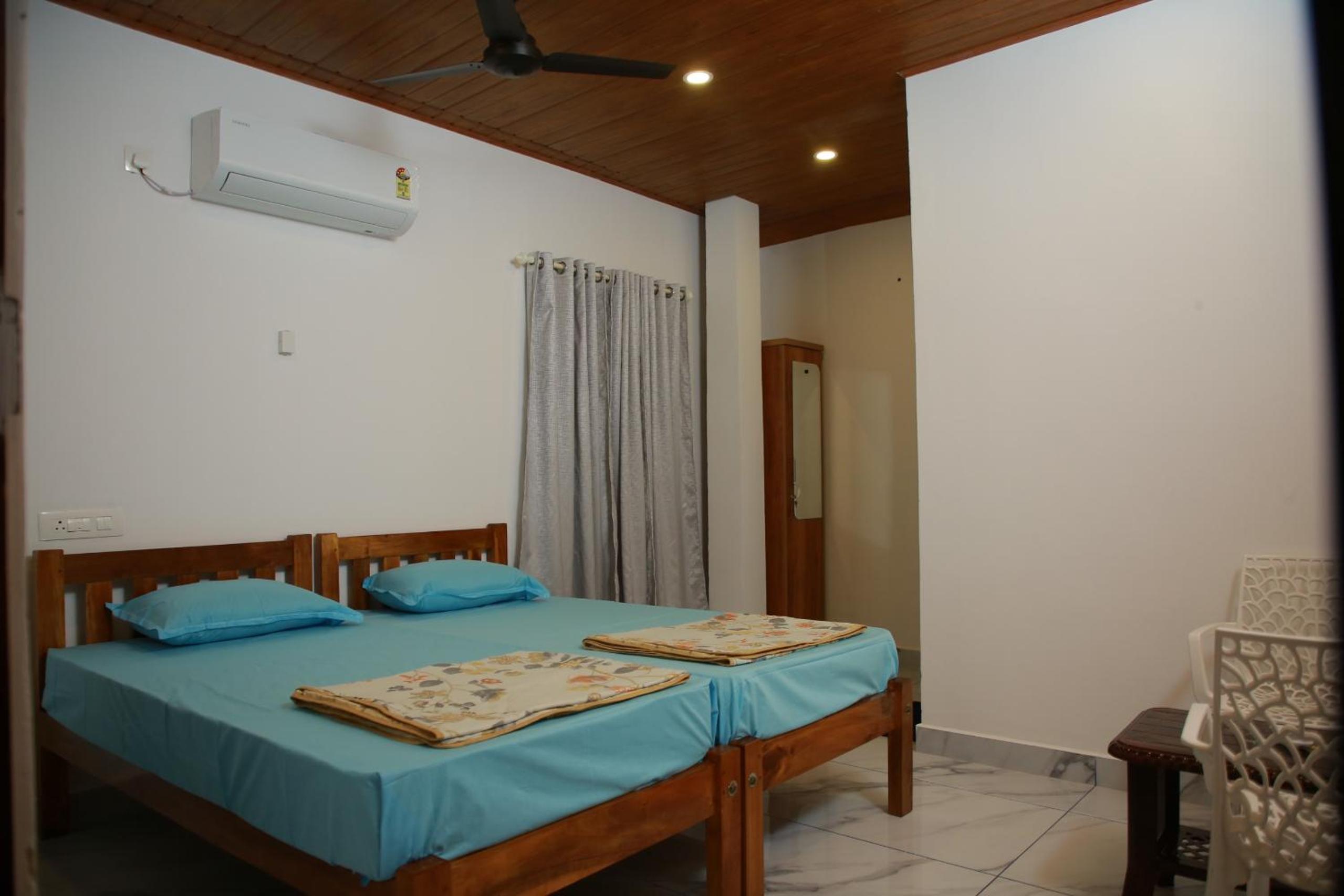 Deluxe Double Room (2 Adults + 1 Child) photo 2