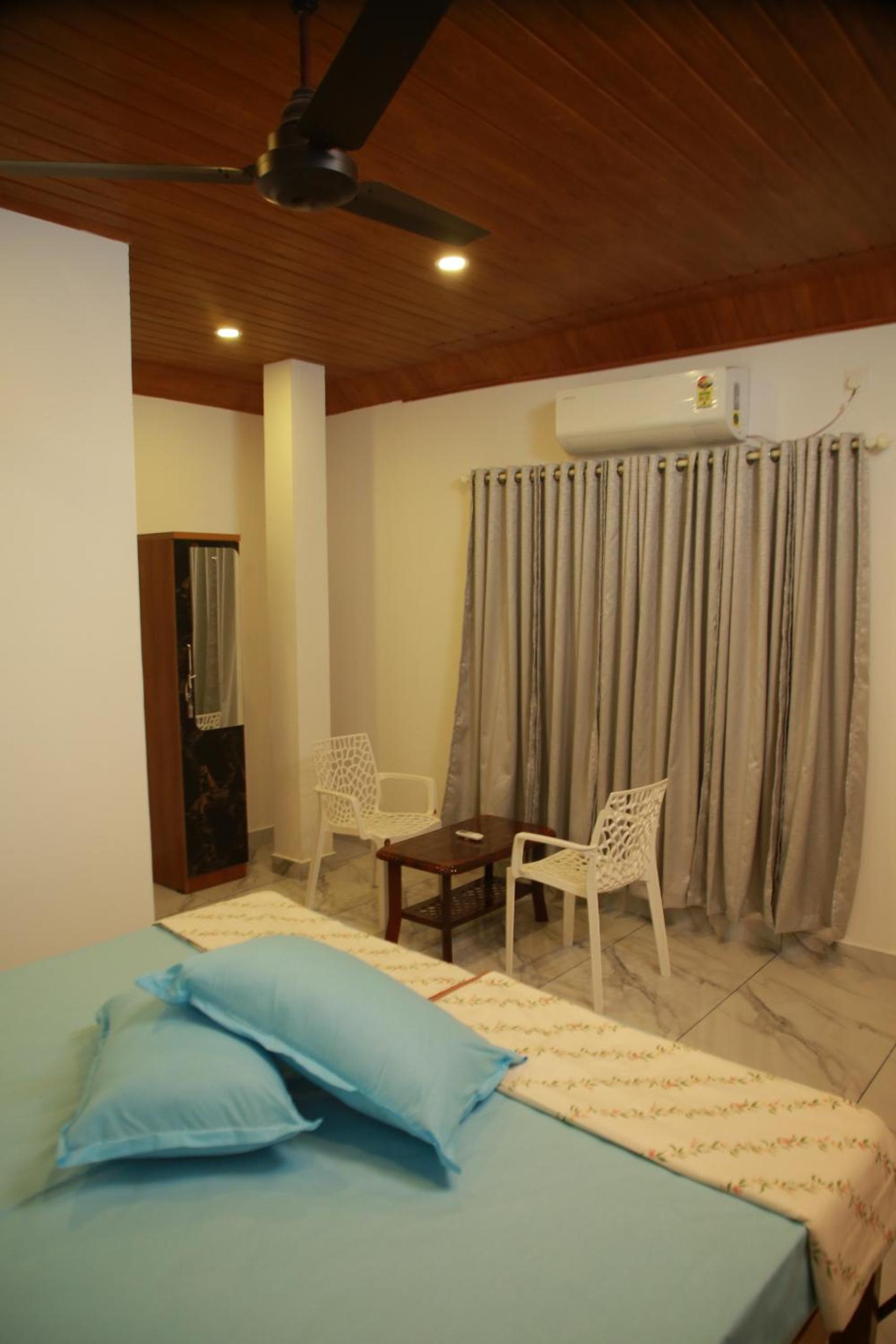 Deluxe Double Room (2 Adults + 1 Child) photo 3