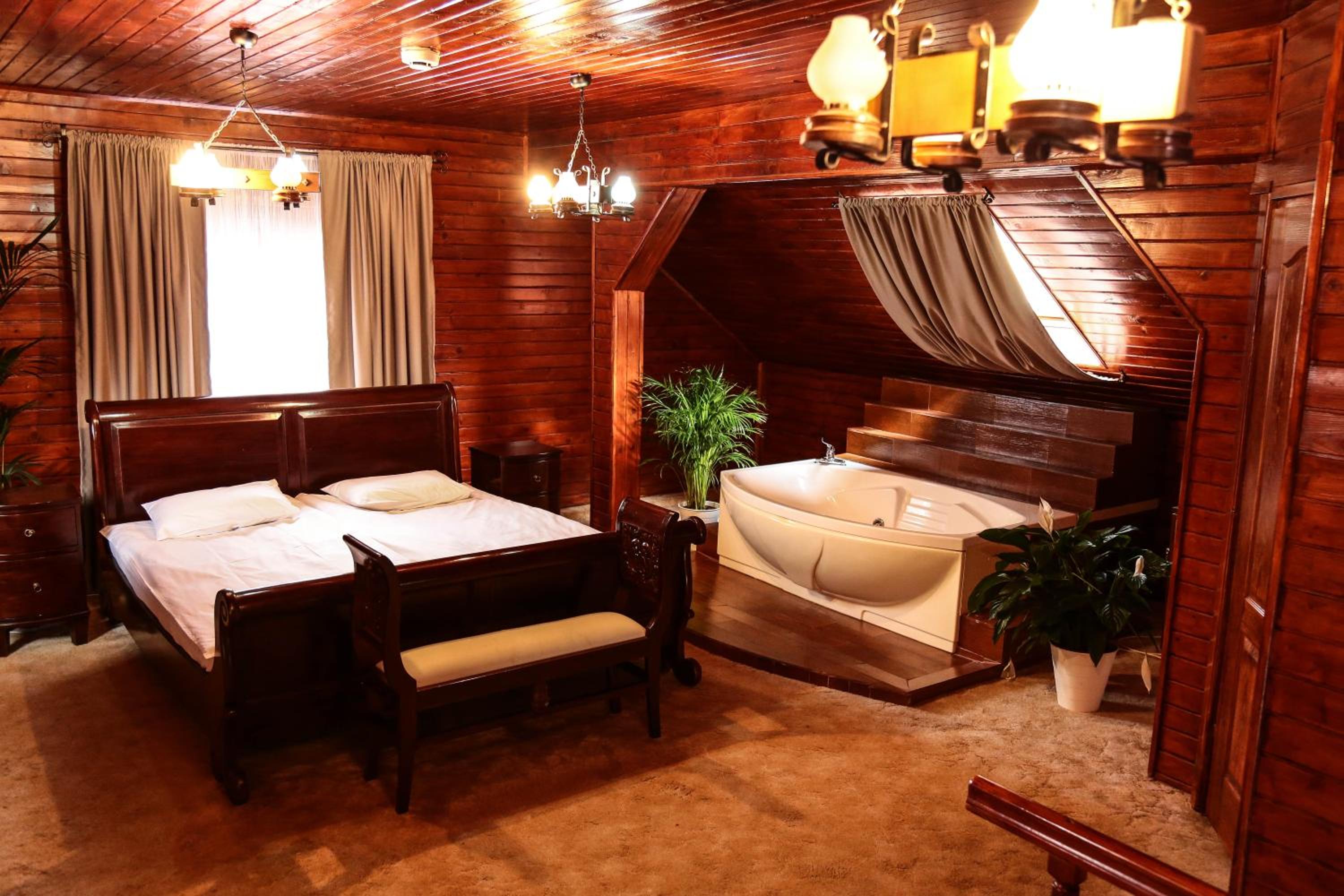 Deluxe Suite with Sauna & Jacuzzi