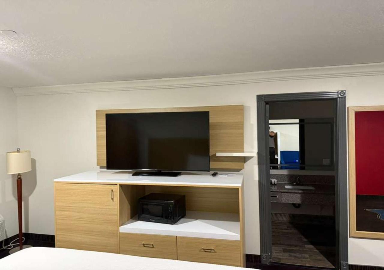 King Room - Pet Friendly/Non-Smoking