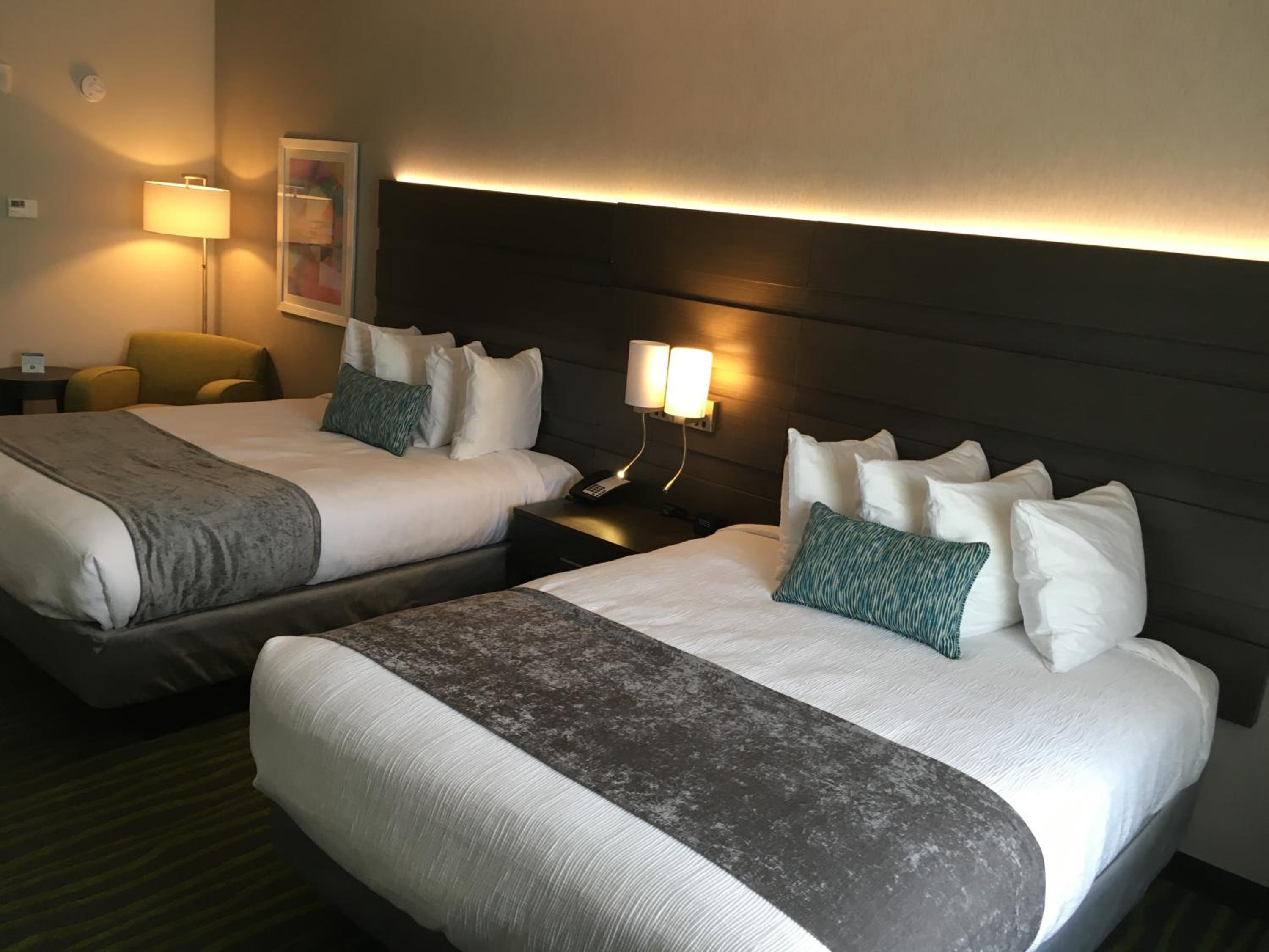 Queen Room with Two Queen Beds and Bath Tub - Disability Access/Non-Smoking  photo 2