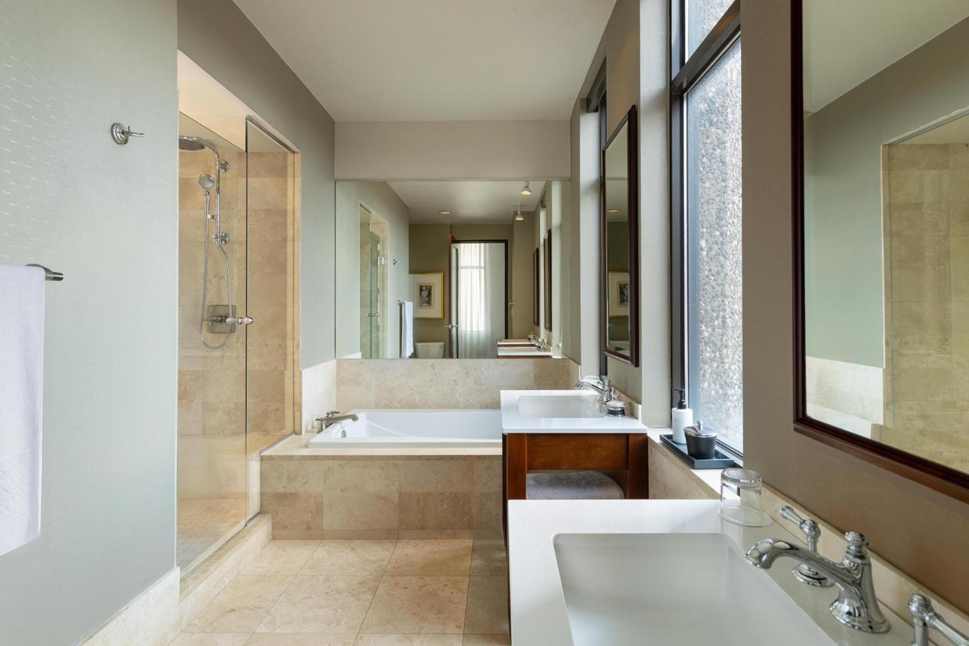 Deluxe Suite - Photo 10