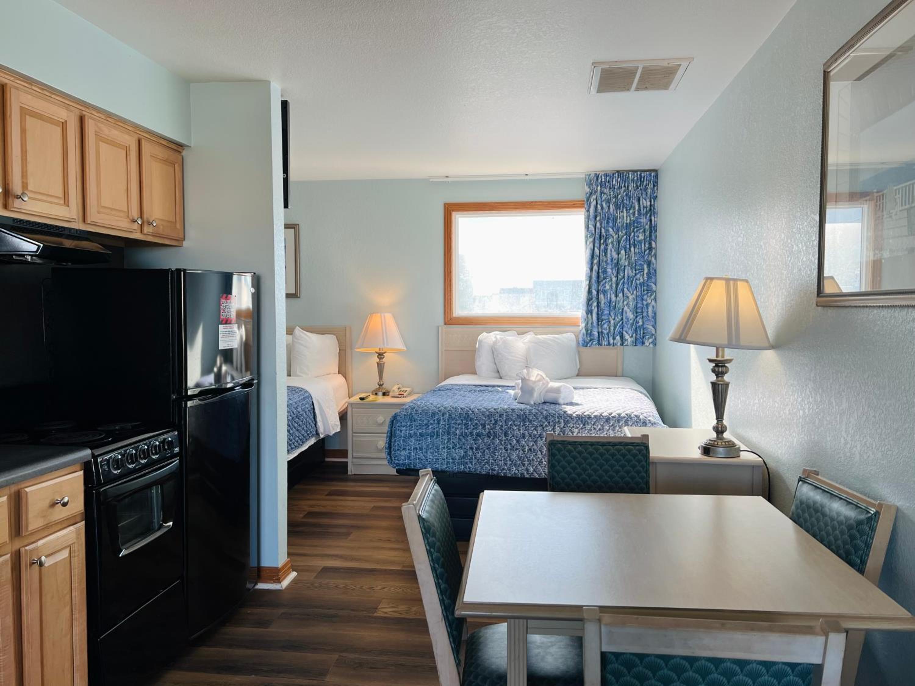 Deluxe studio Suite with Two Double Beds - First Floor - Non-Smoking - Photo 1