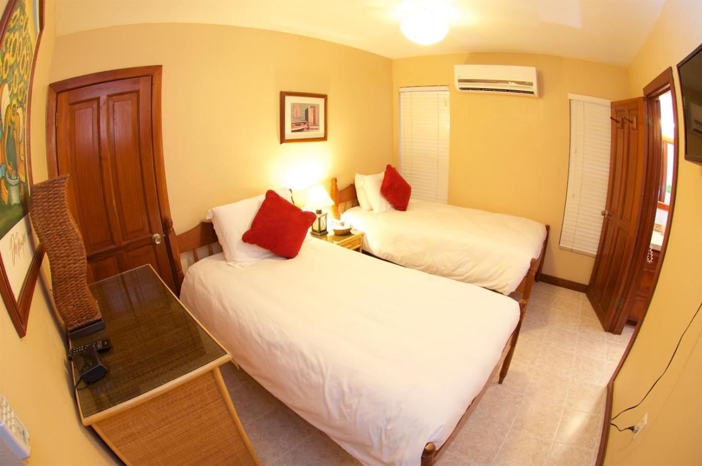Available room thumbnail 6