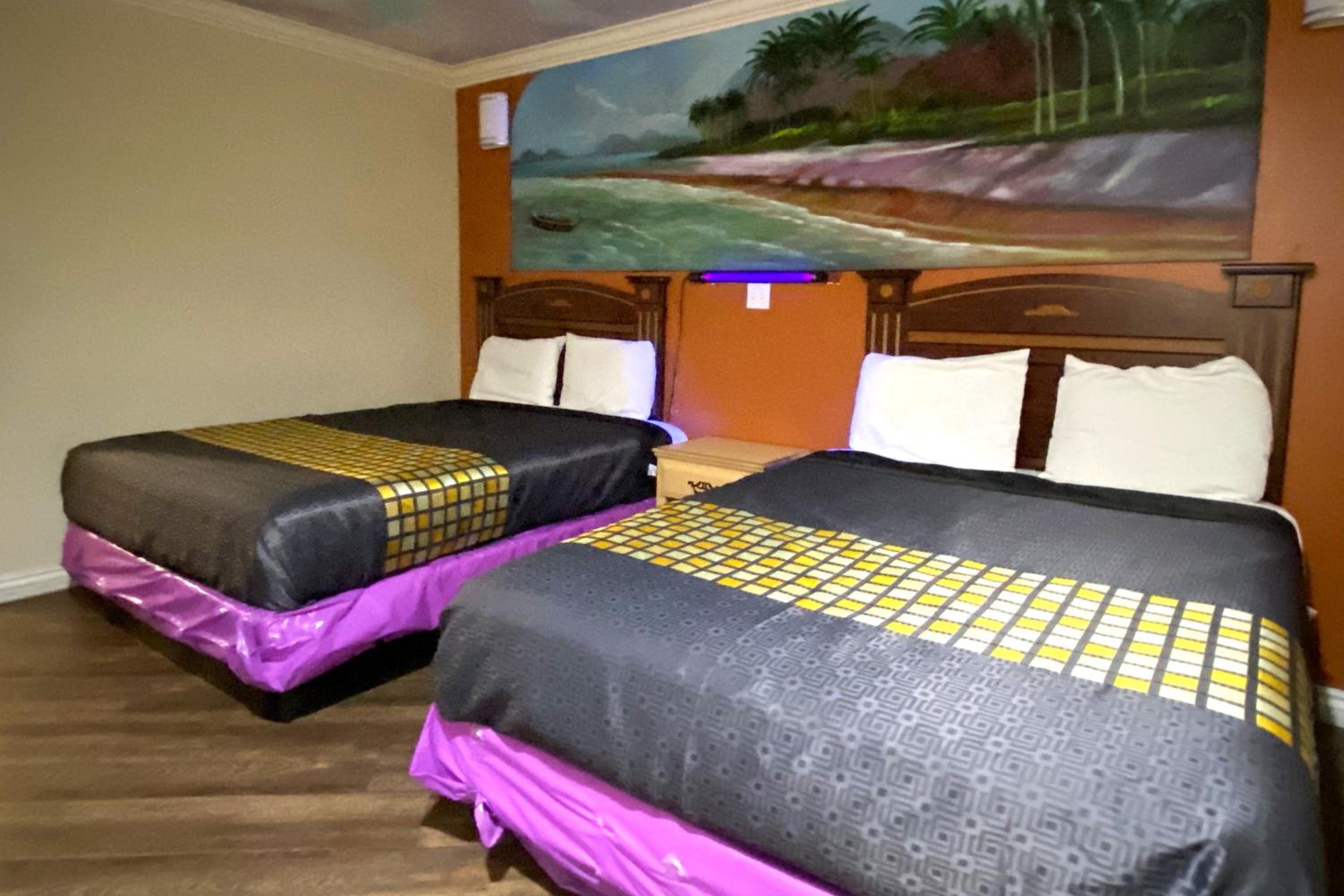 2 Queen Beds Non-Smoking photo 1