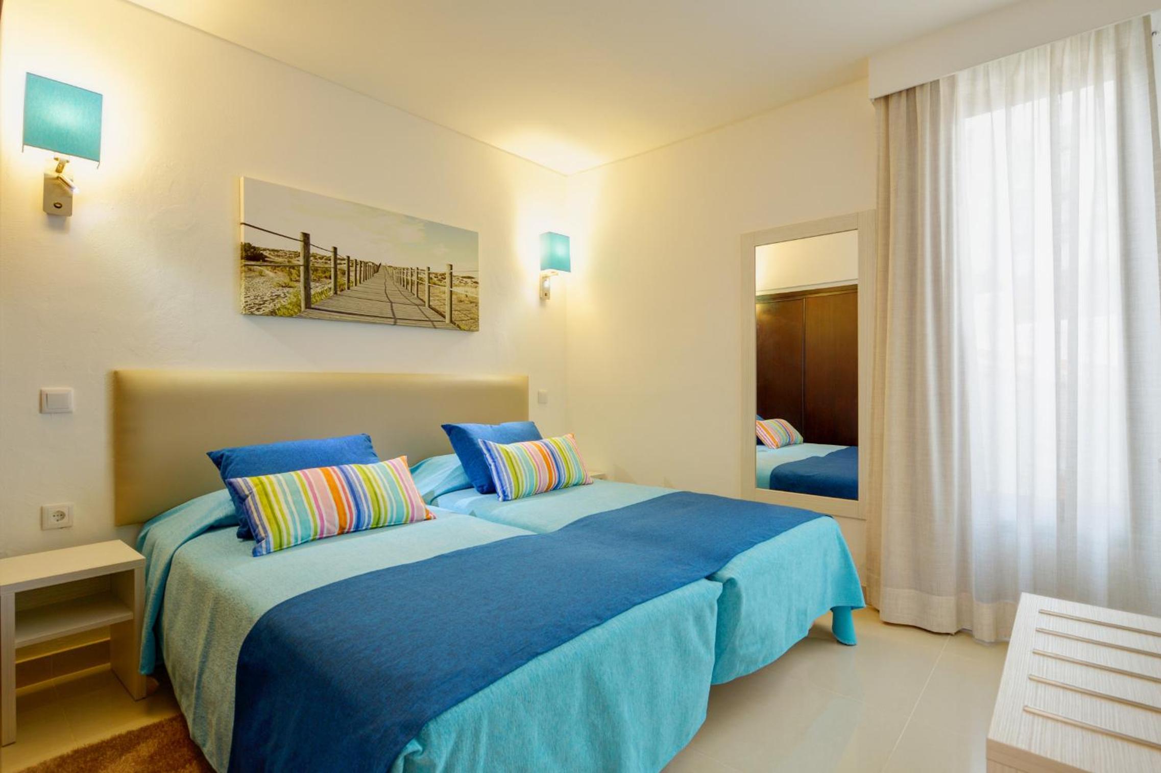 Two-Bedroom Deluxe Apartment with Partial Sea View - Photo 4
