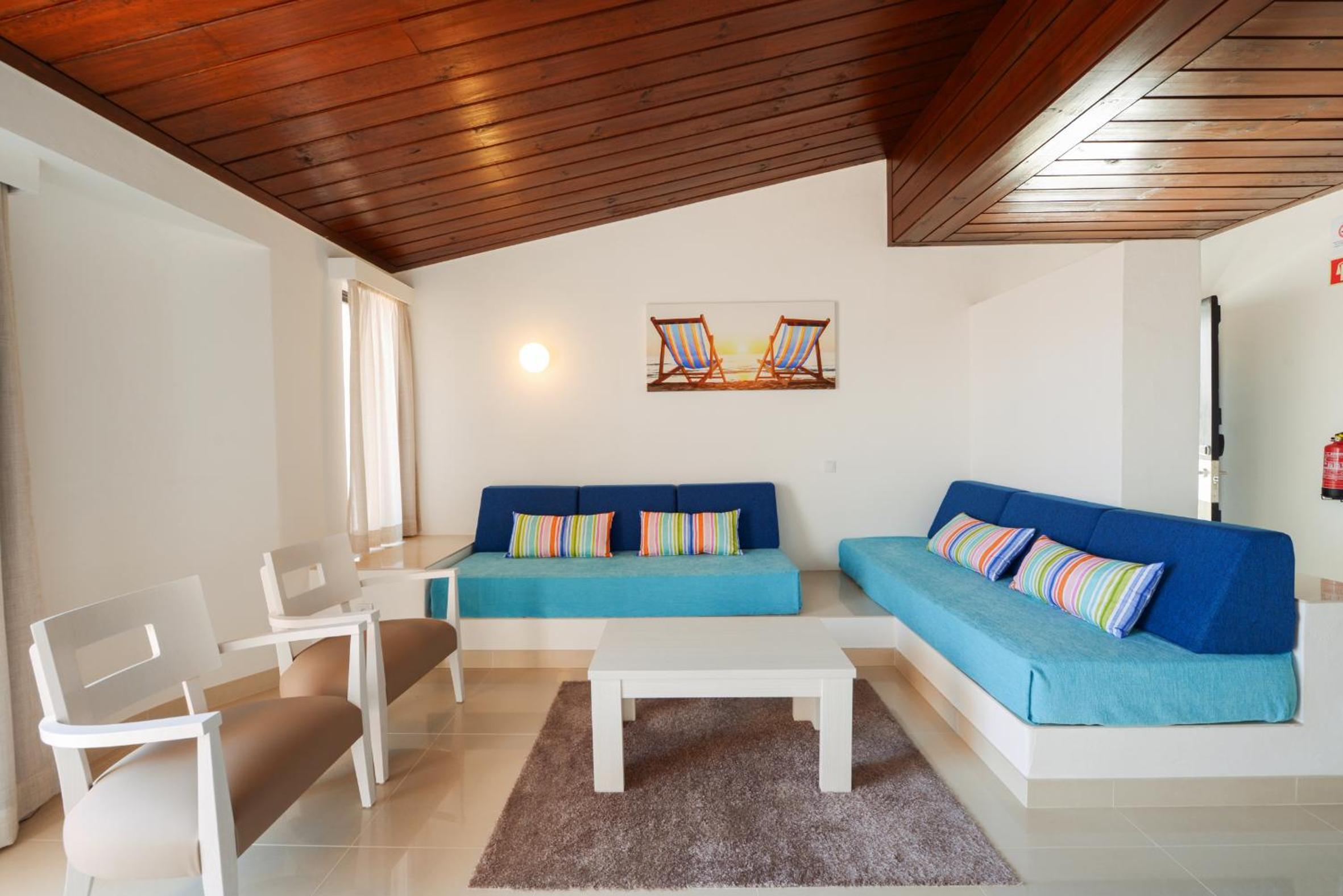 Two-Bedroom Deluxe Apartment with Partial Sea View - Photo 5