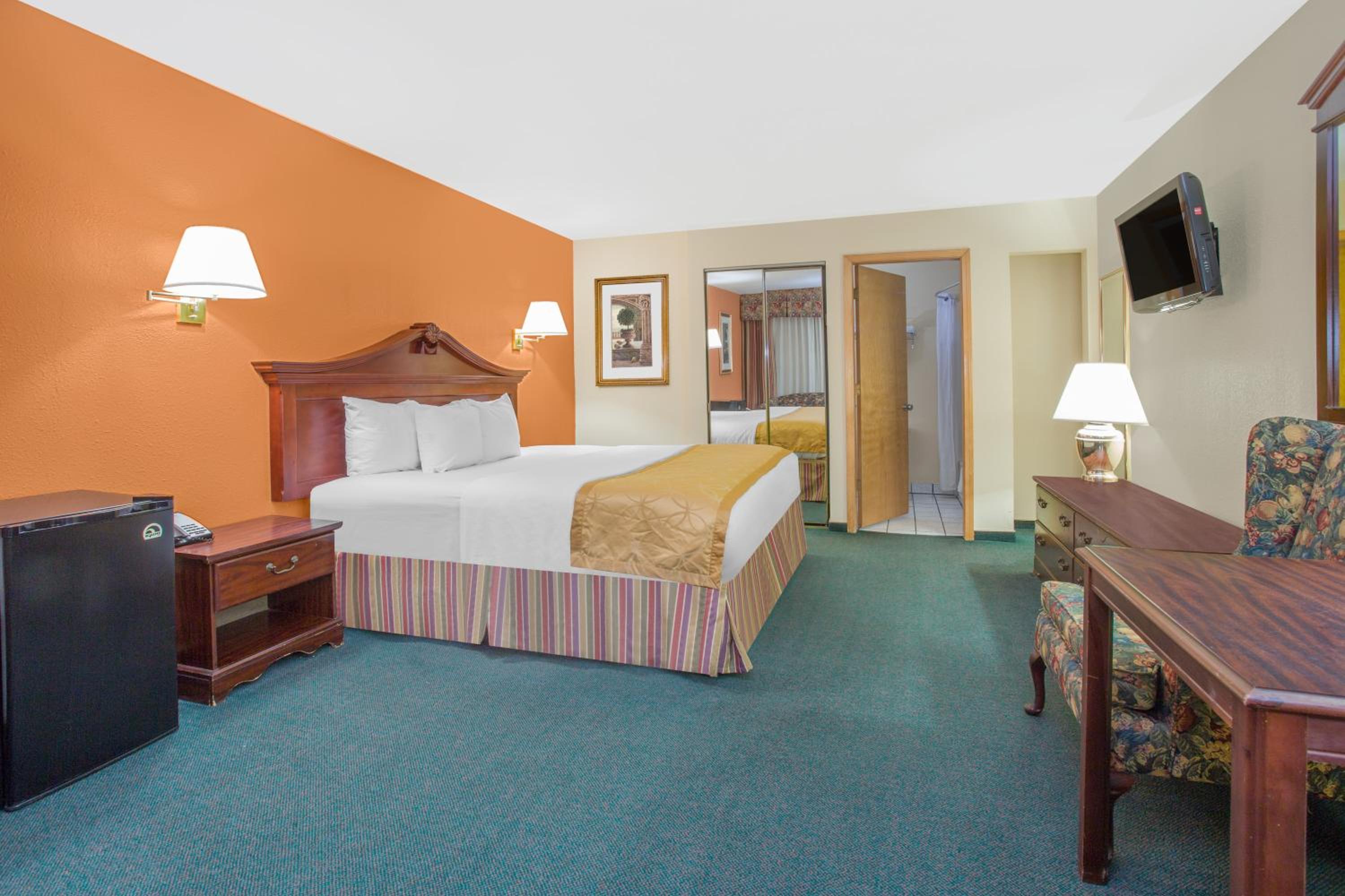 King Room - Non-Smoking - Photo 3