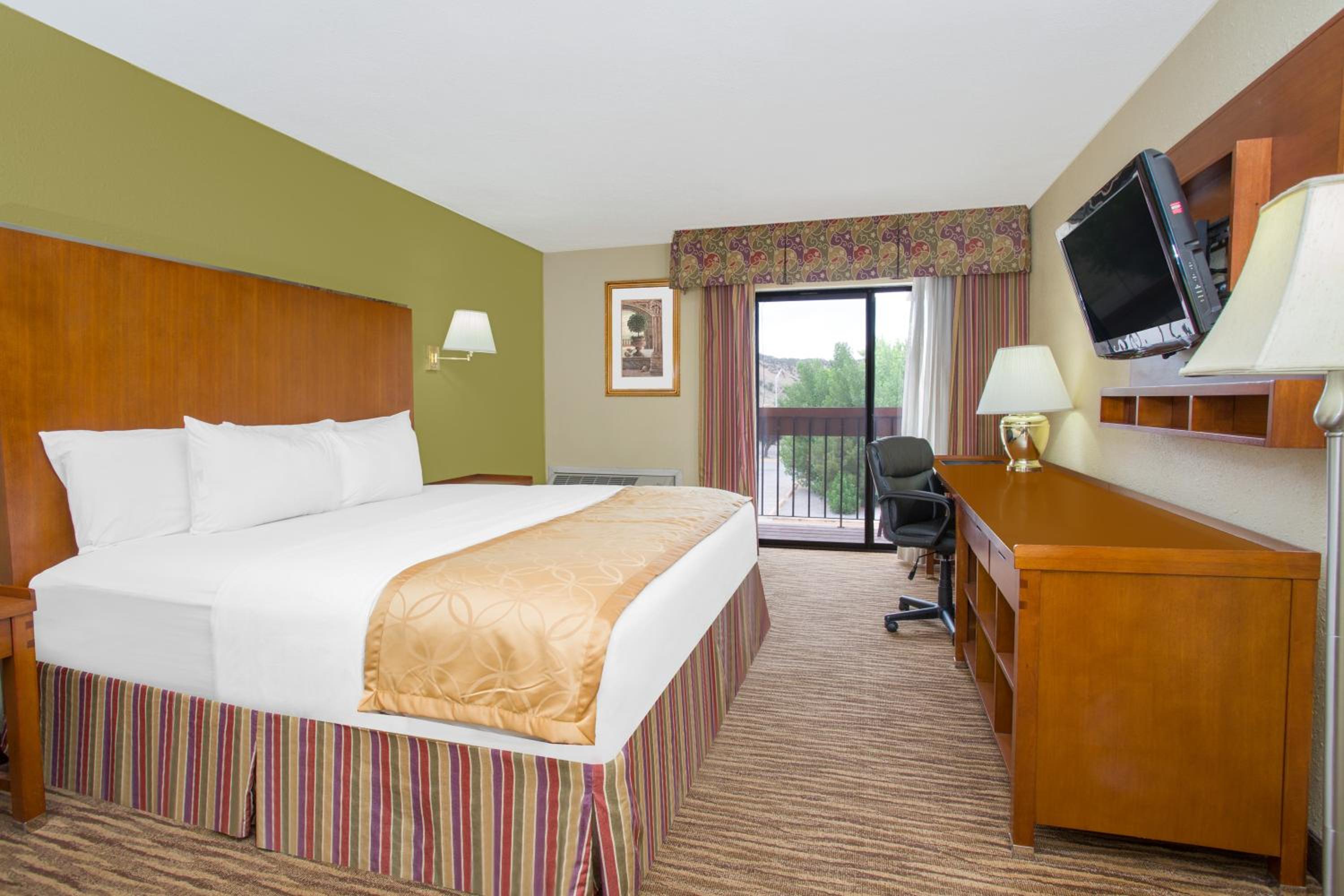 Deluxe King Room - Non-Smoking - Photo 2