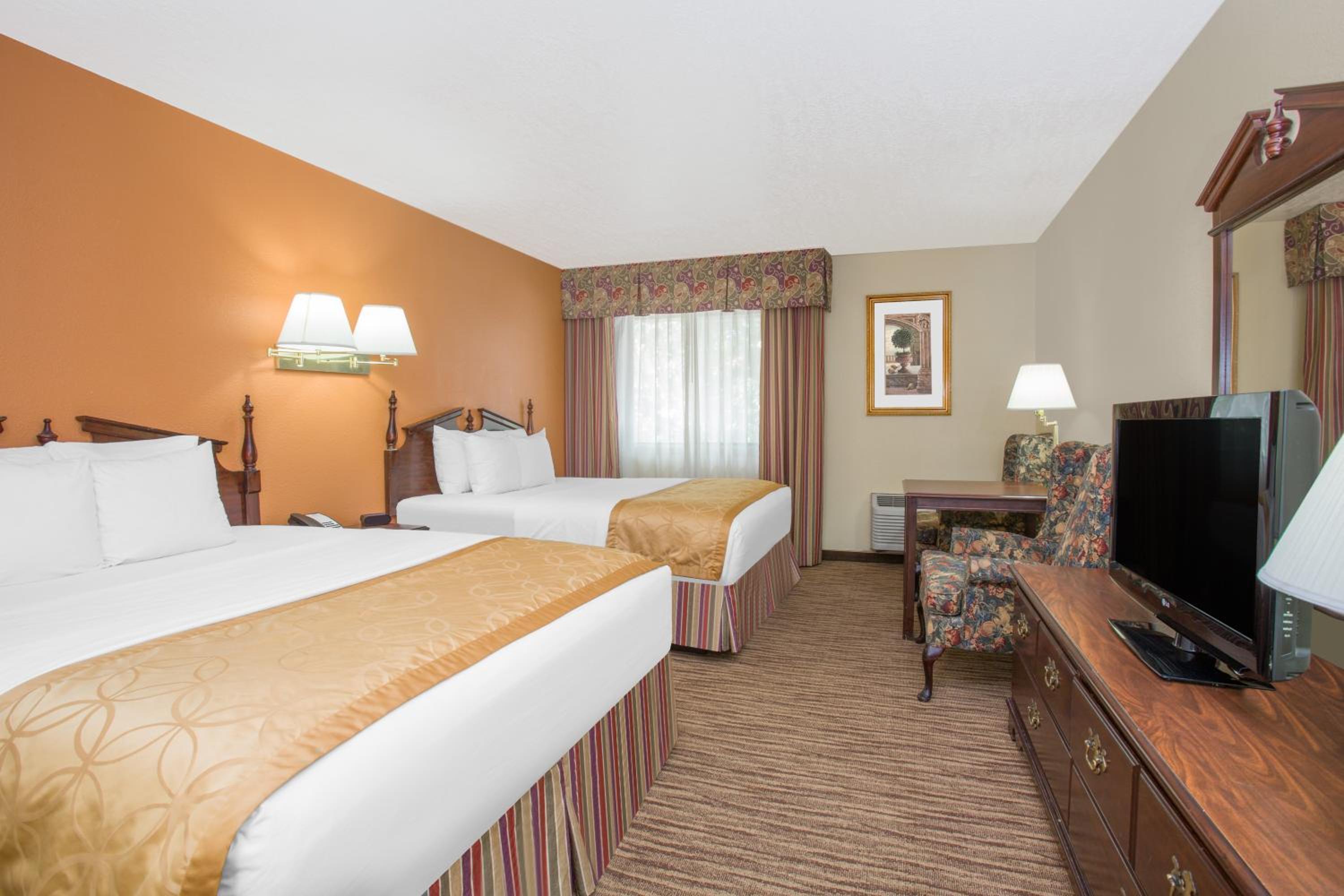 Queen Room with Two Queen Beds - Non-Smoking - Photo 3