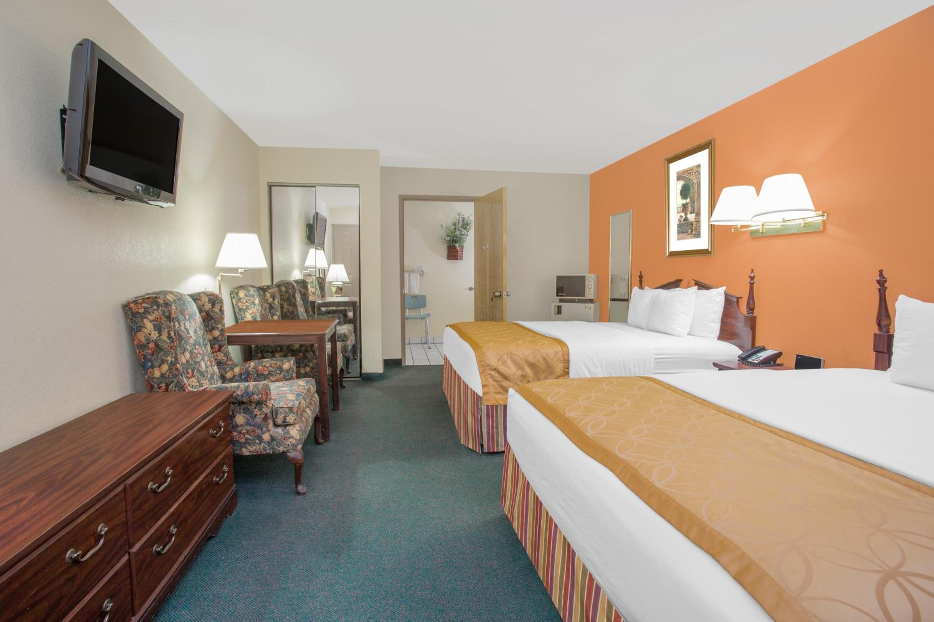 Deluxe Queen Room with Two Queen Beds - Non-Smoking - Photo 1