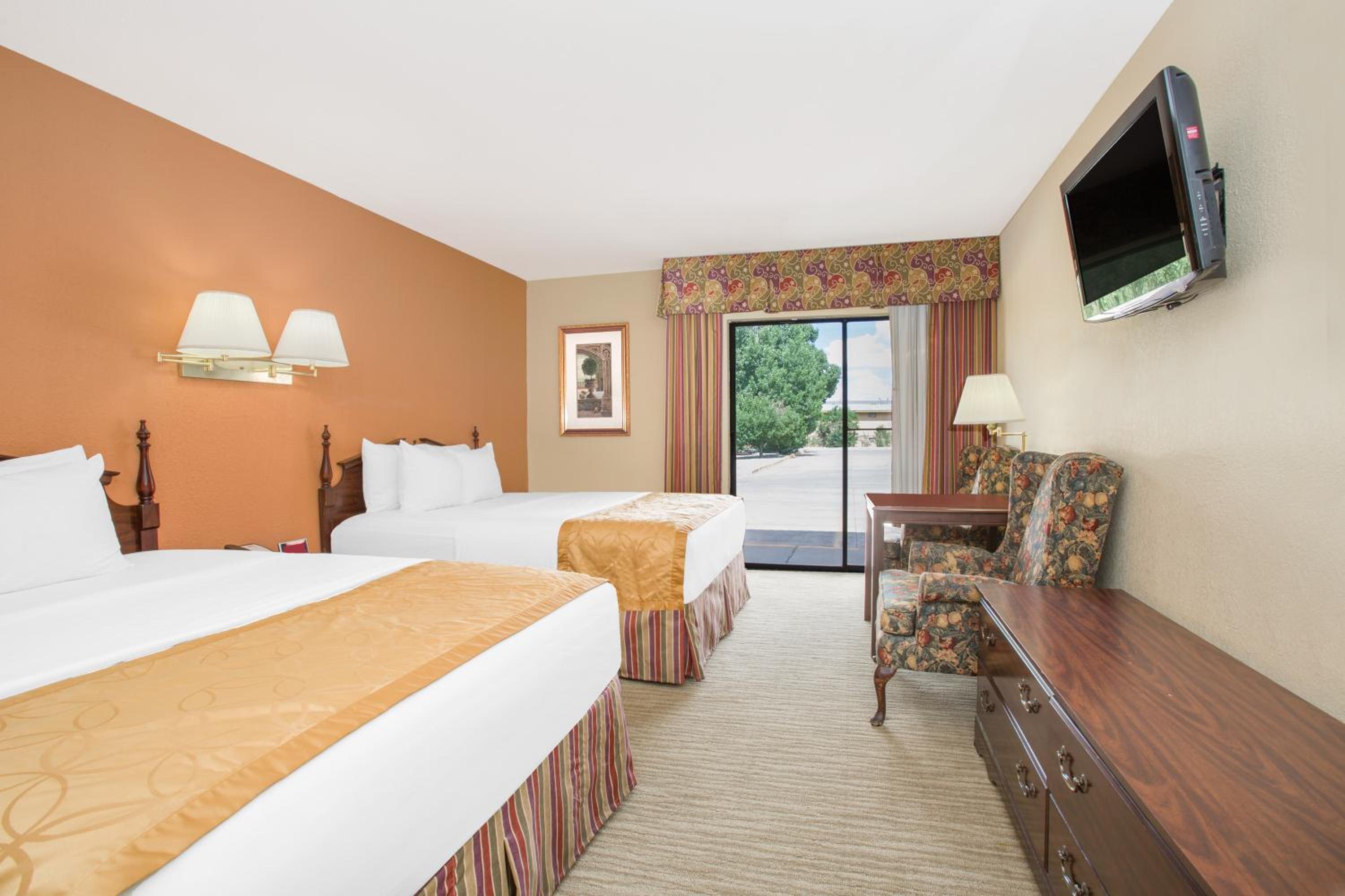 Deluxe Queen Room with Two Queen Beds - Non-Smoking - Photo 6