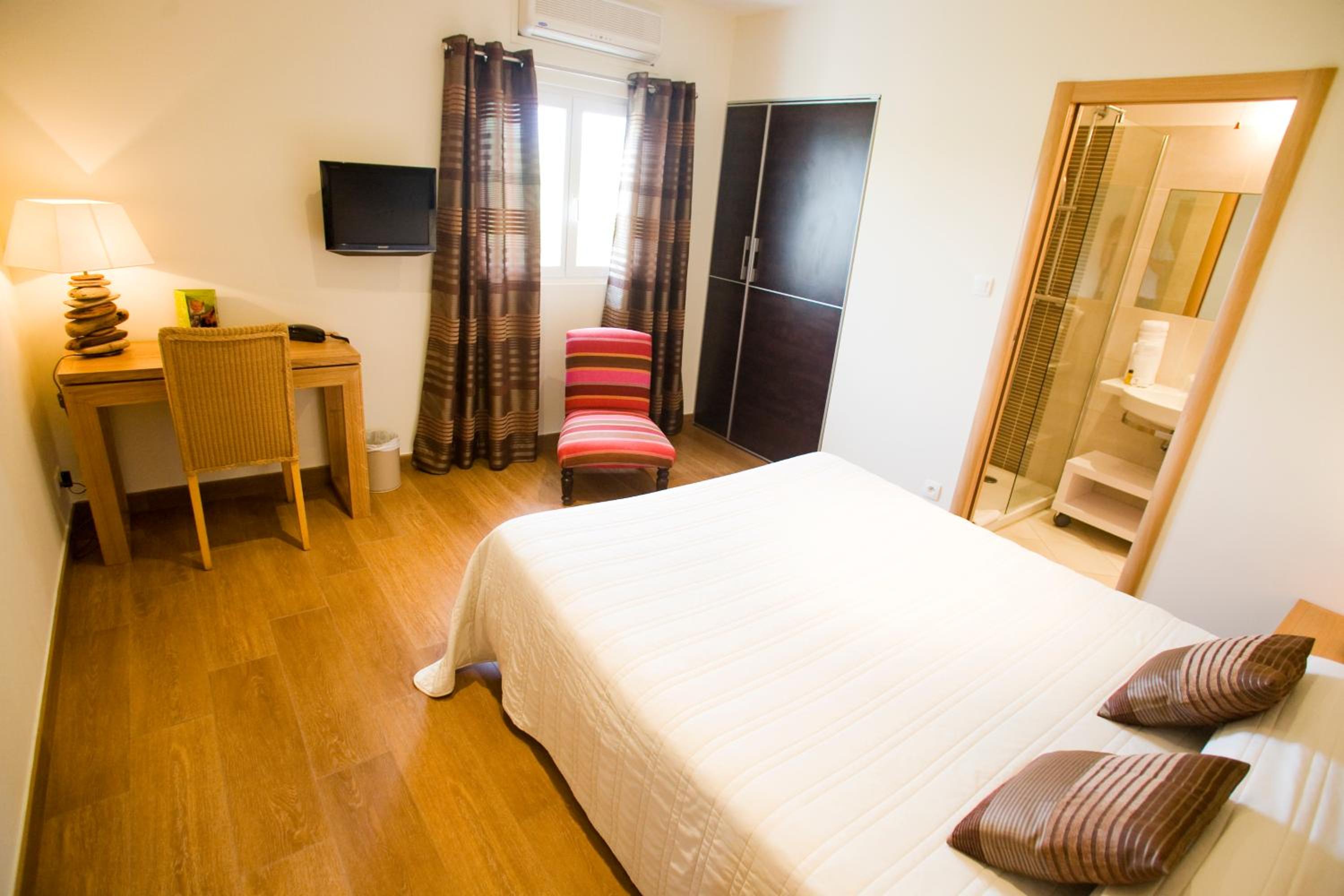 Comfort Double Room with Mountain or Garden View - Photo 11