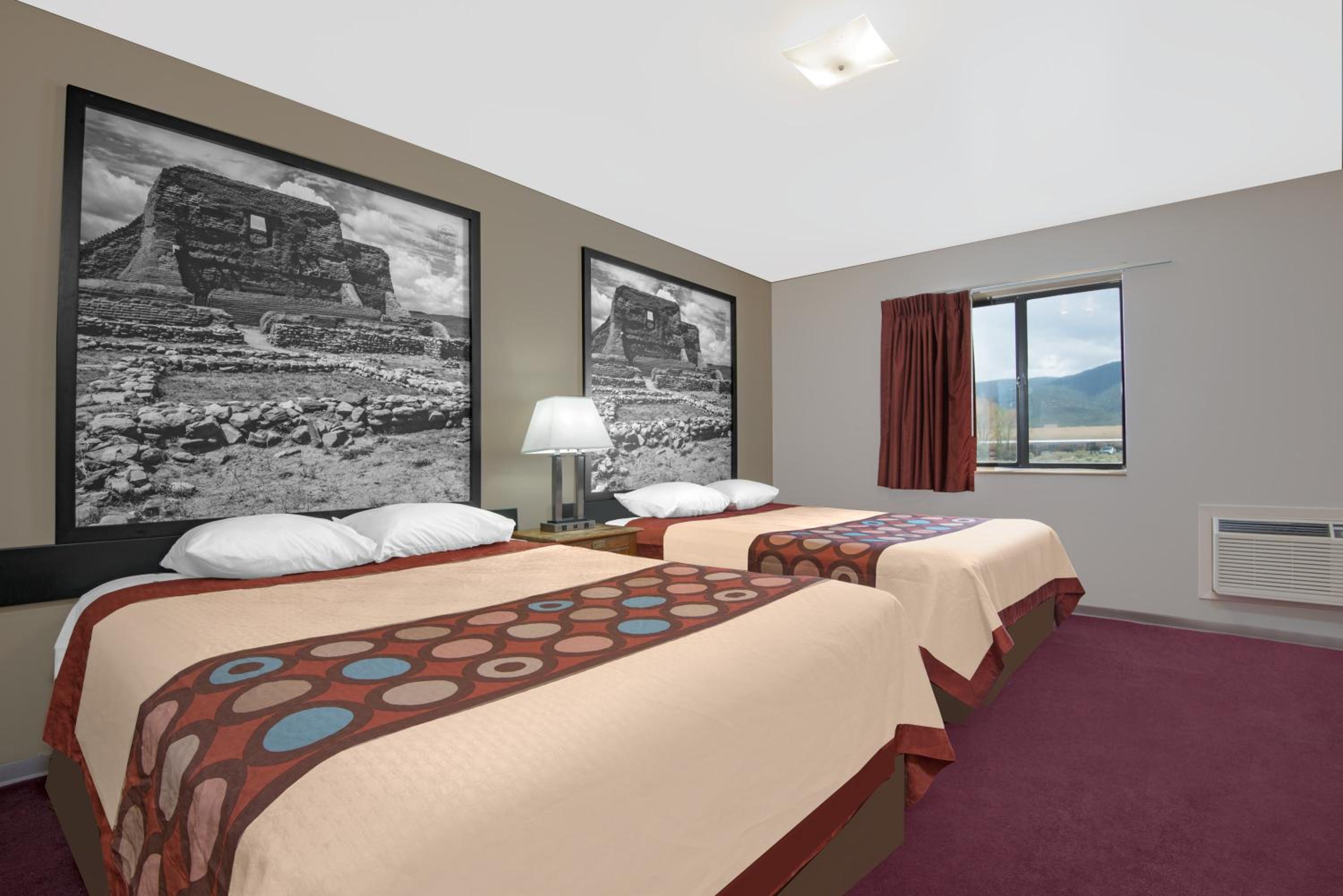 Queen Room with Two Queen Beds - Non-Smoking - Photo 5