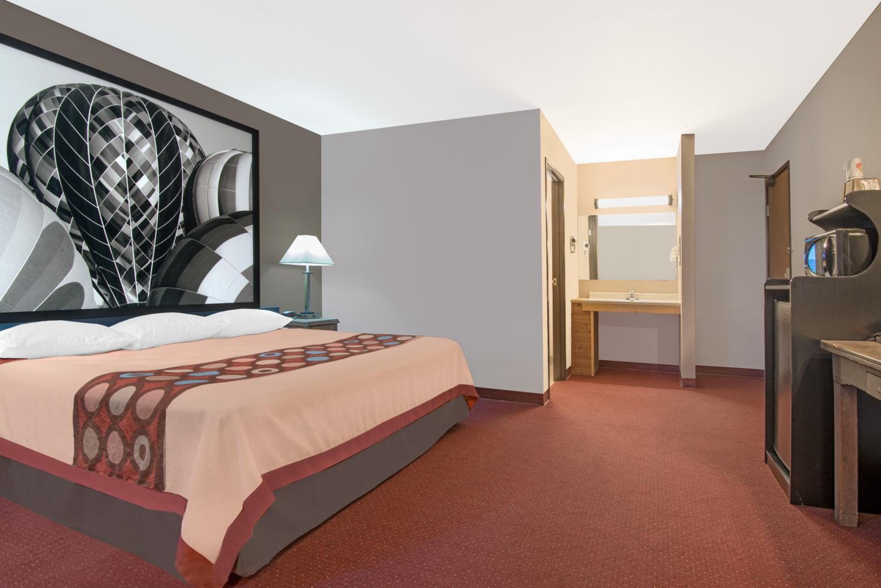 King Room - Non-Smoking - Photo 4