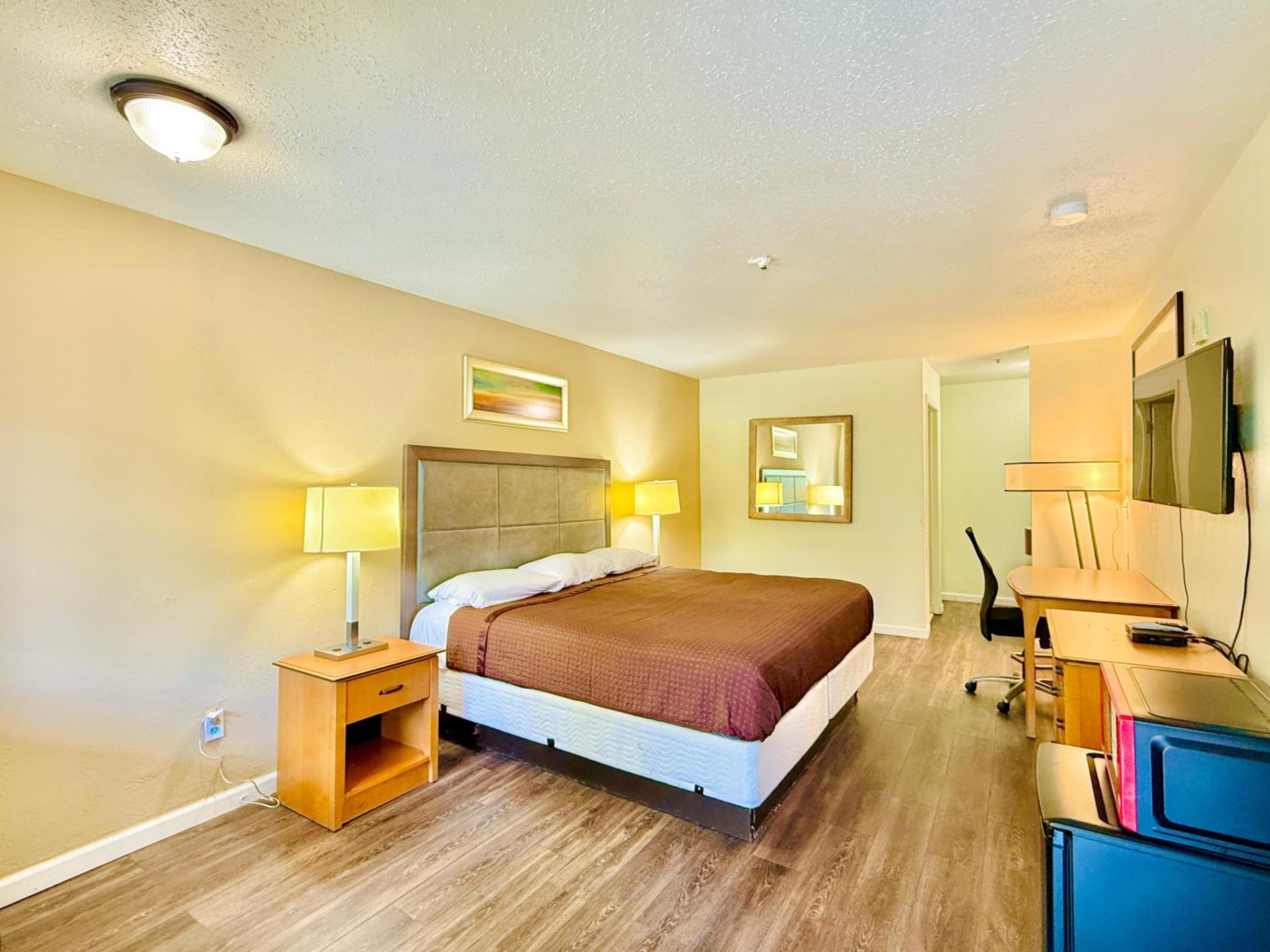 King Bed Smoking - Photo 1