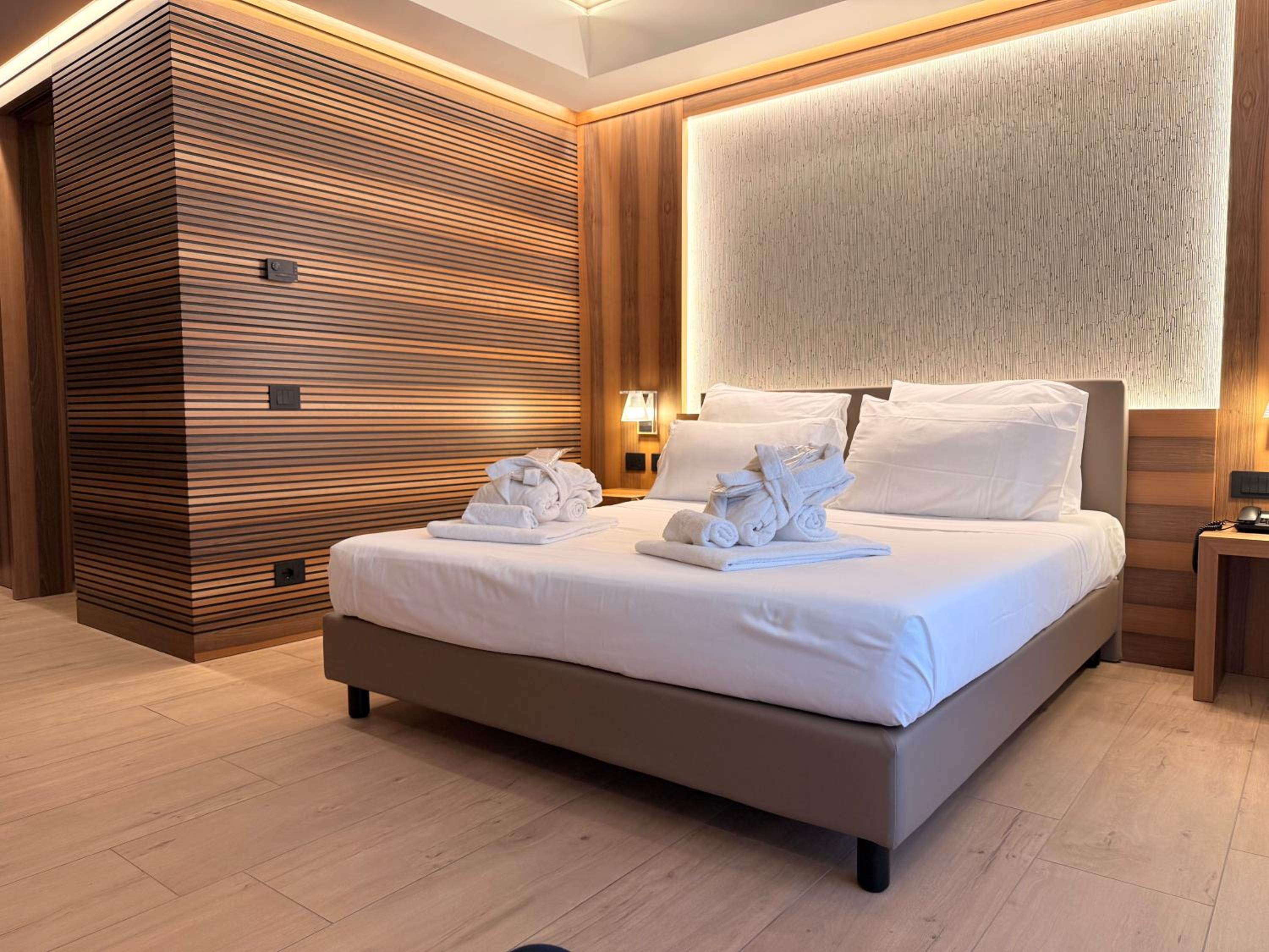 Executive Double Room with Balcony and Partial Lake View photo 3
