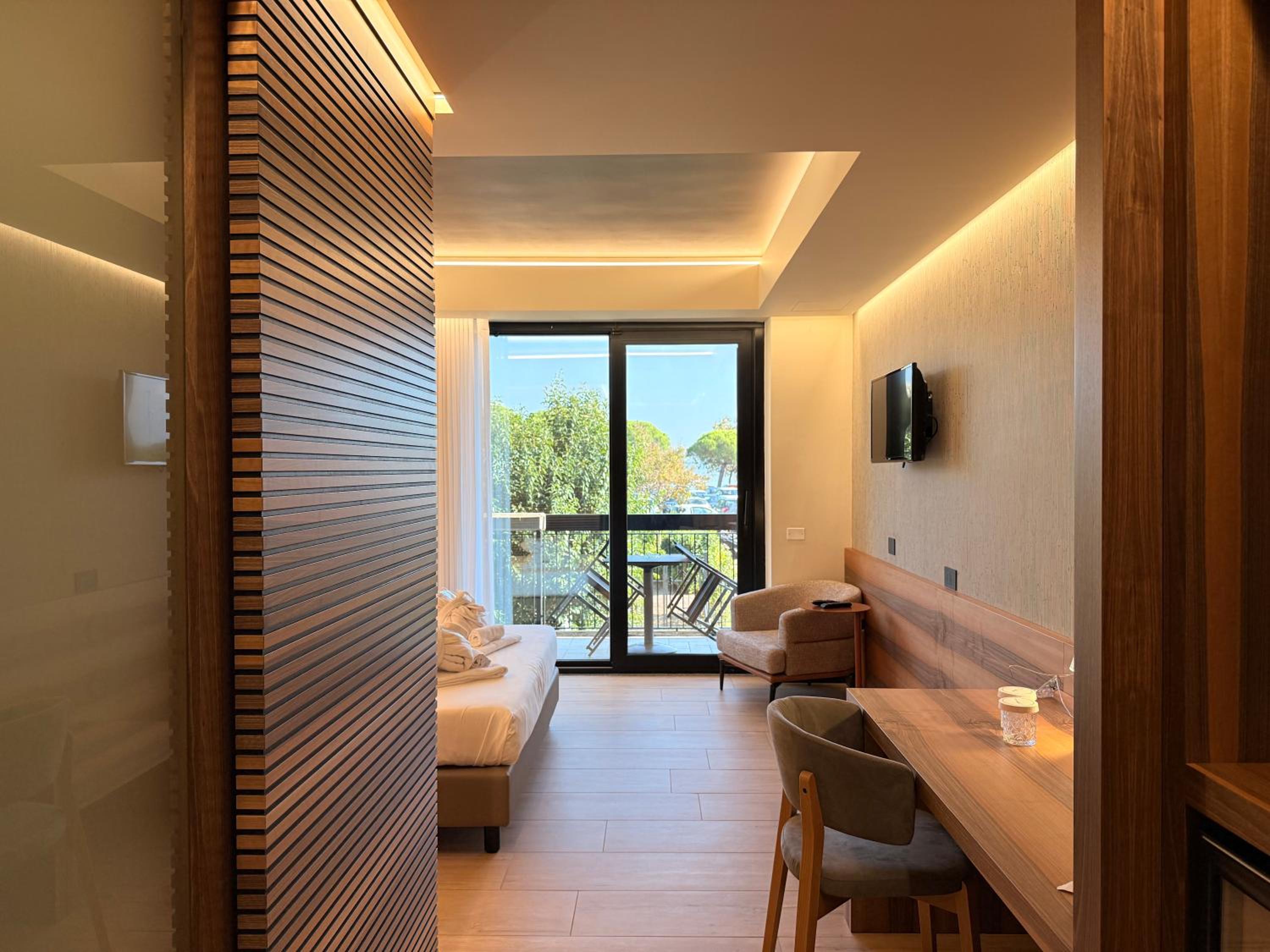 Executive Double Room with Balcony and Partial Lake View photo 1