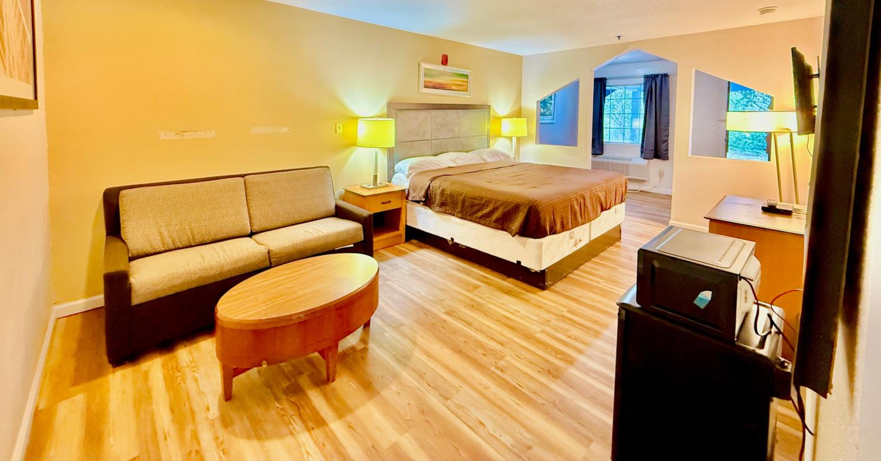 Suite - King Bed Non - Smoking - Photo 7