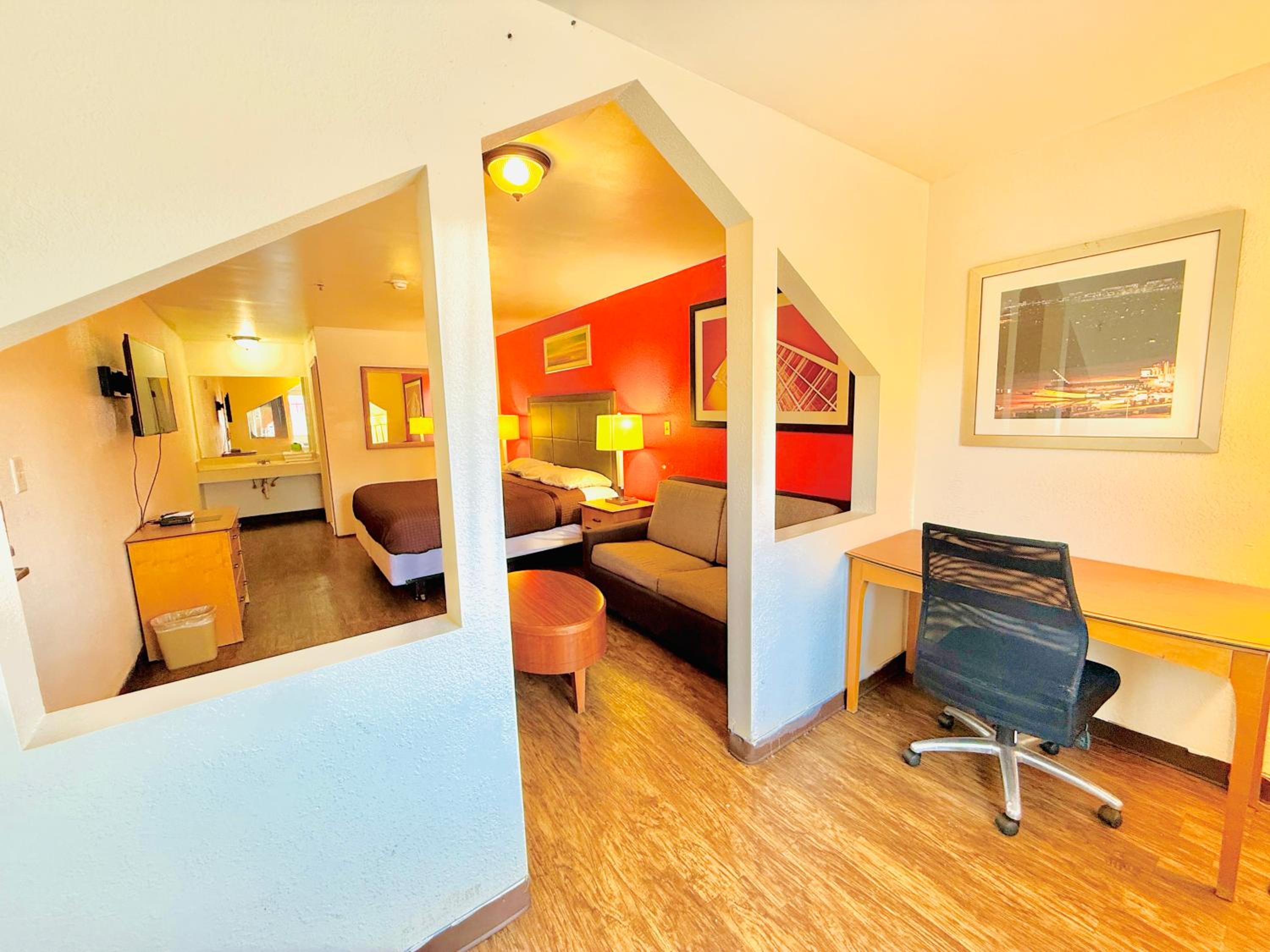 Suite - King Bed Non - Smoking - Photo 4