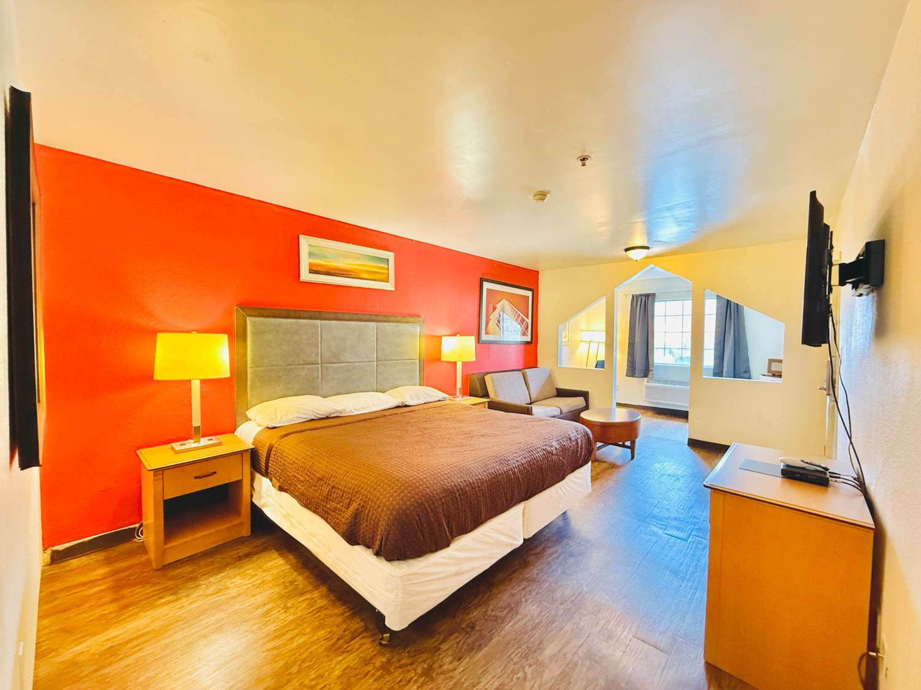 Suite - King Bed Non - Smoking - Photo 3