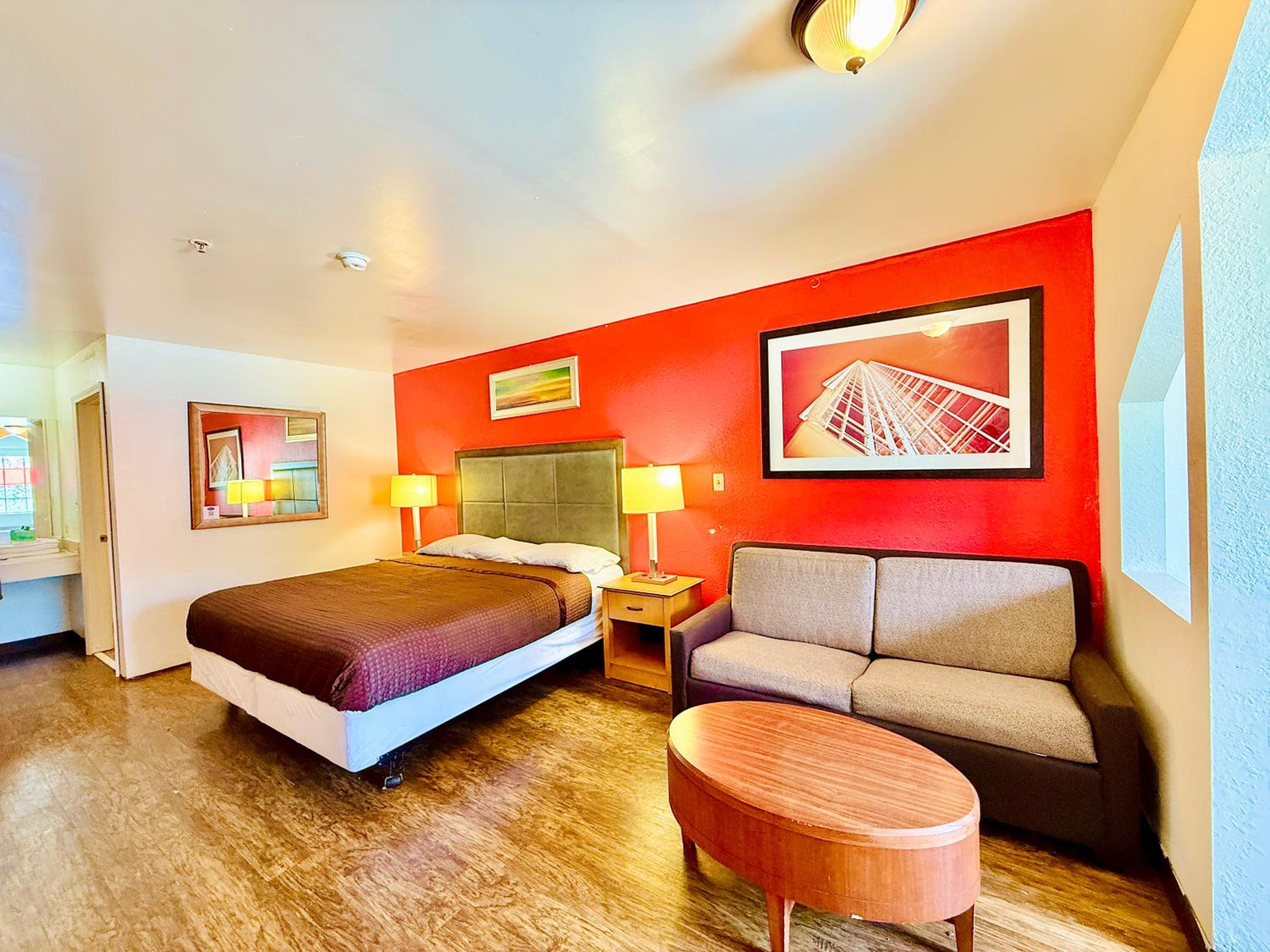 Suite - King Bed Non - Smoking - Photo 9
