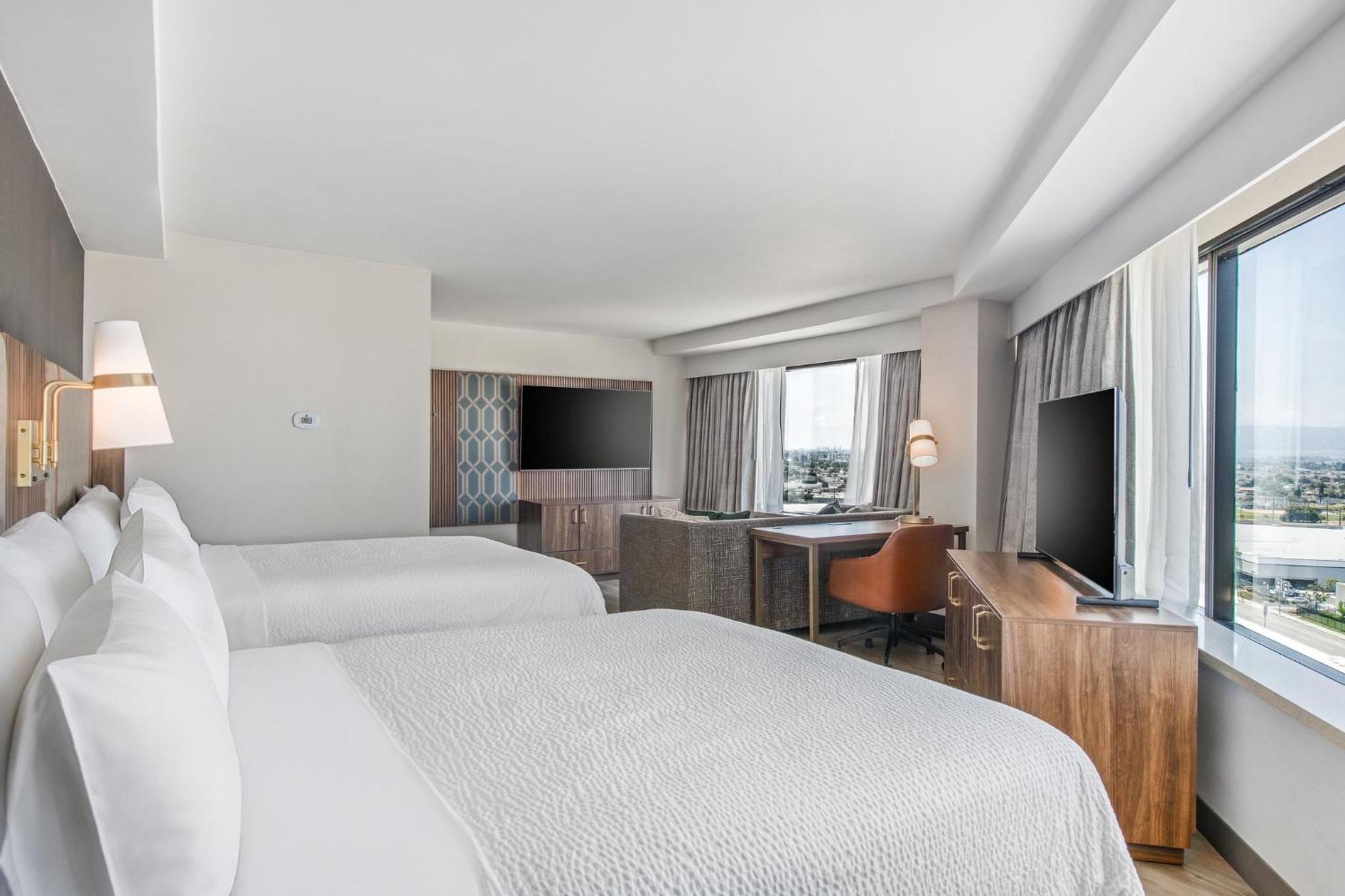 Suite with Two Queen Beds - Photo 4
