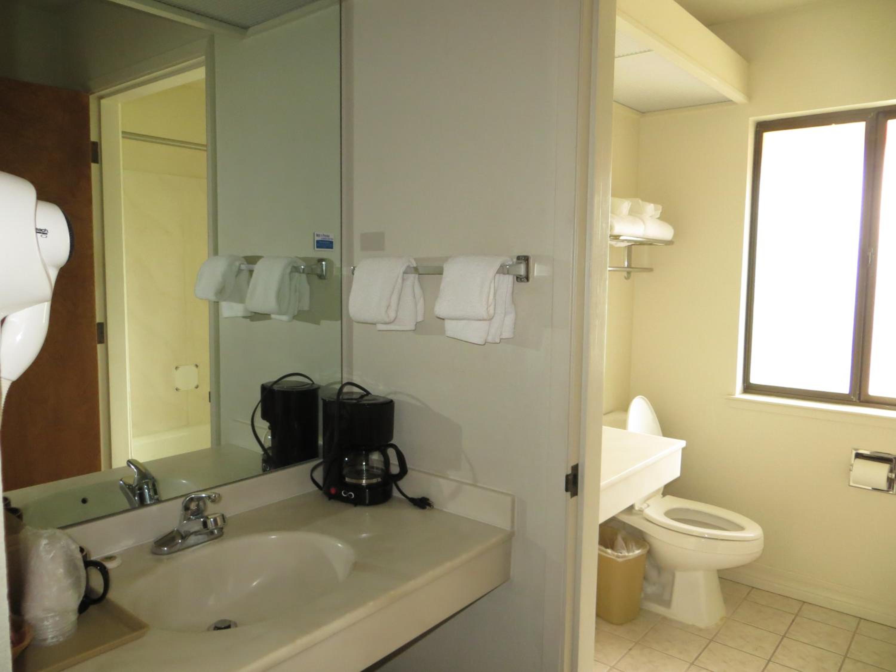 Deluxe King Suite - Photo 9